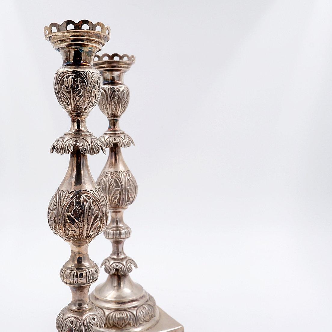 Coppia di grandi candelabri d'argento
Antico - Decorazione da tavolo - XIX secolo
Misure: Base : 13cmx13cm H:36,5cm 
Materiale : Argento 
Poggiano su basi quadrate che si trasformano in piedi circolari a forma di cupola, decorati con una fascia