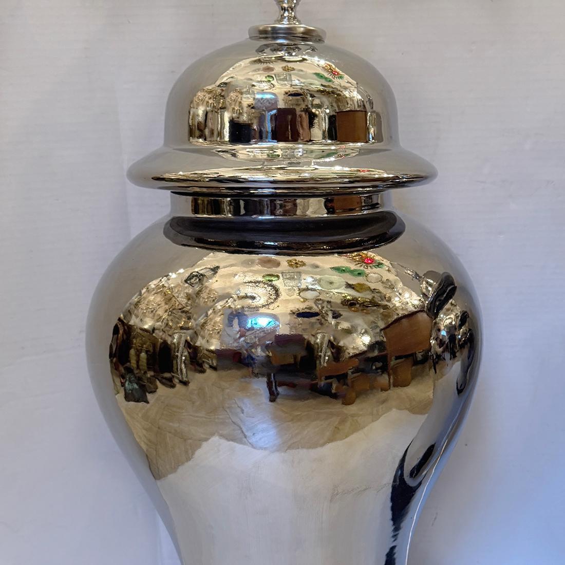 Français Paire de grandes lampes en porcelaine à glaçure argentée en vente