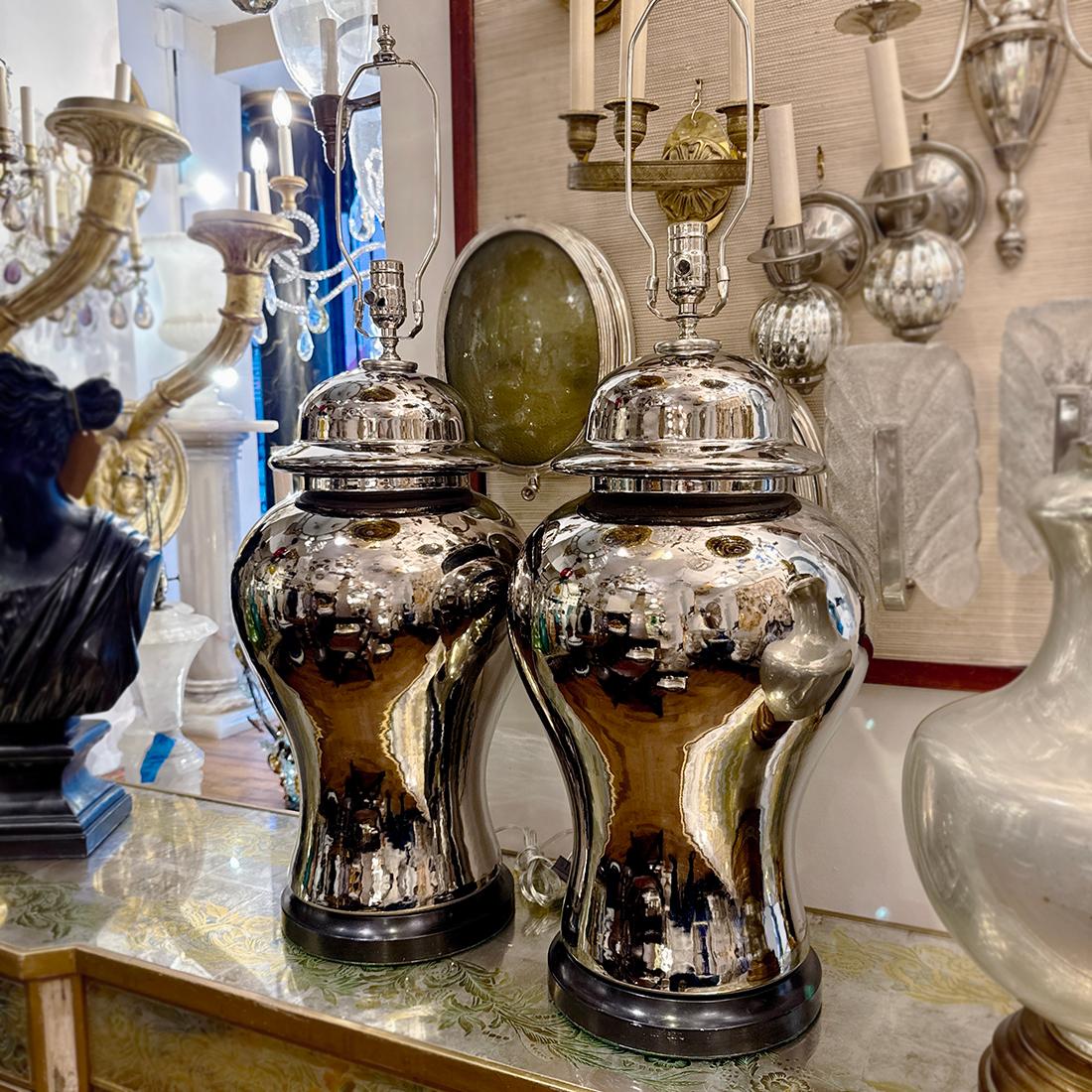 Fin du 20e siècle Paire de grandes lampes en porcelaine à glaçure argentée en vente