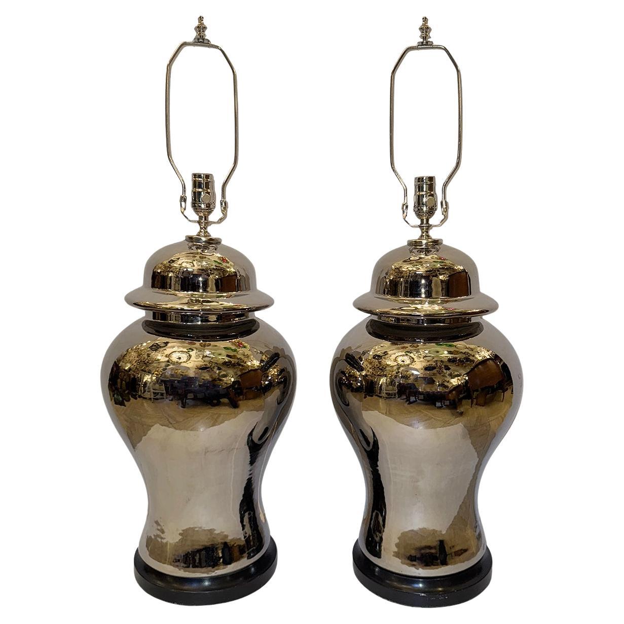 Paire de grandes lampes en porcelaine à glaçure argentée