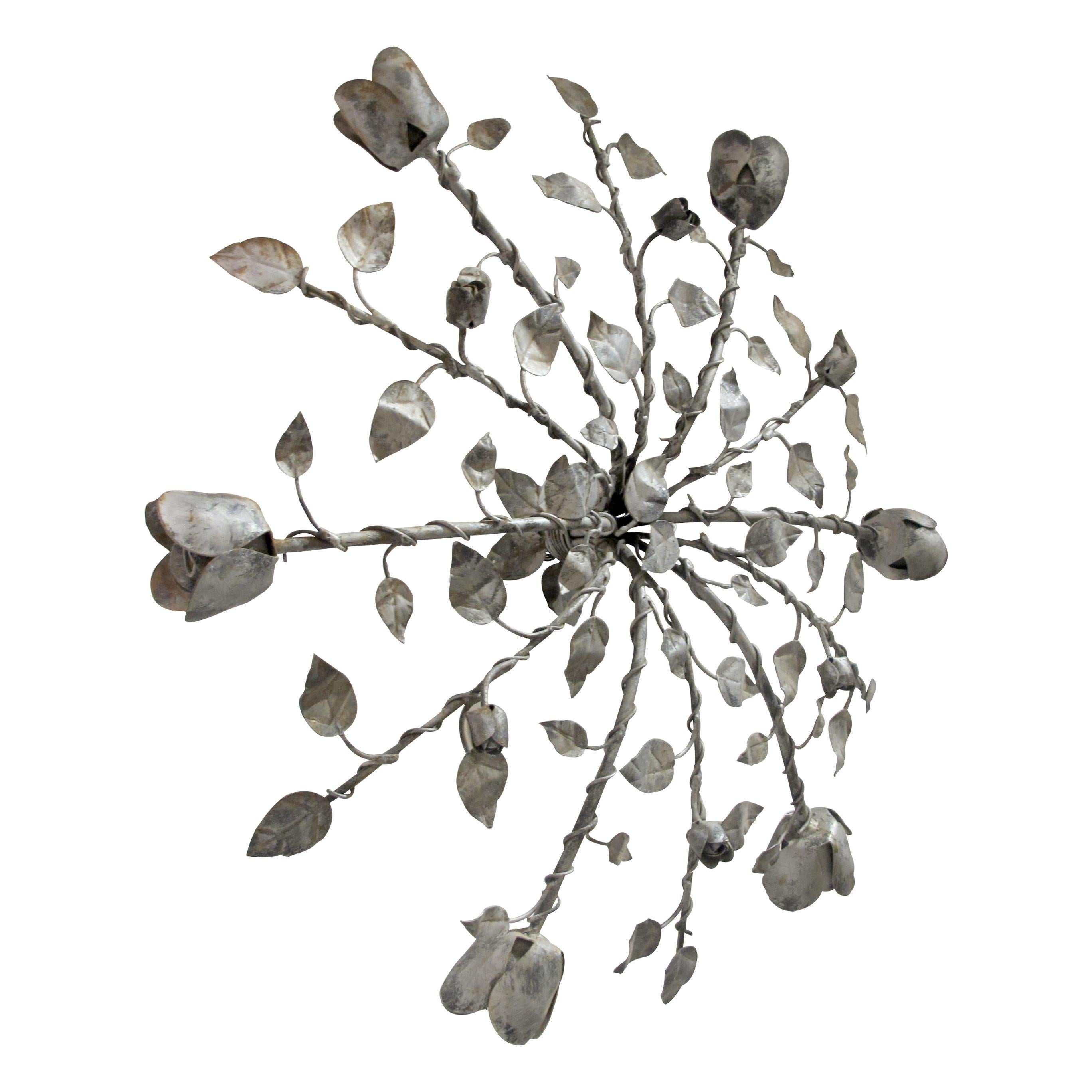 Mid-Century moderno Coppia di grandi plafoniere floreali in ferro dipinto in argento, Spagna 1950 in vendita