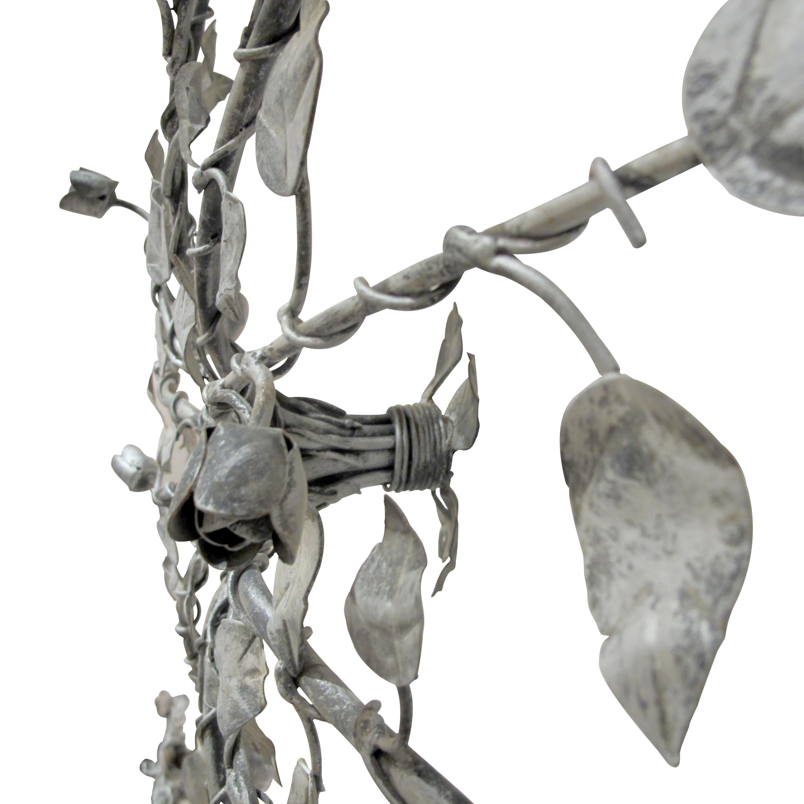 Spagnolo Coppia di grandi plafoniere floreali in ferro dipinto in argento, Spagna 1950 in vendita