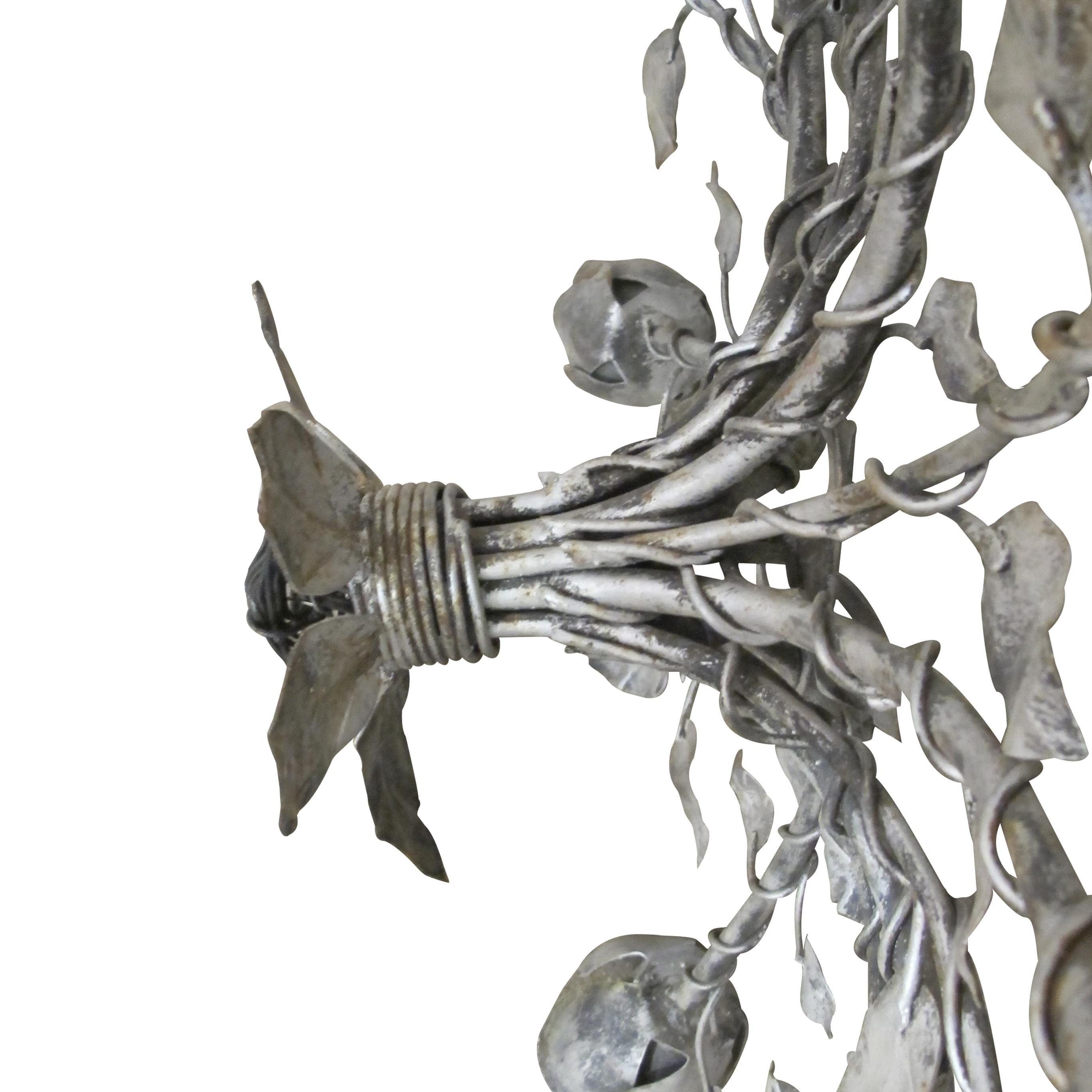 Metà XX secolo Coppia di grandi plafoniere floreali in ferro dipinto in argento, Spagna 1950 in vendita