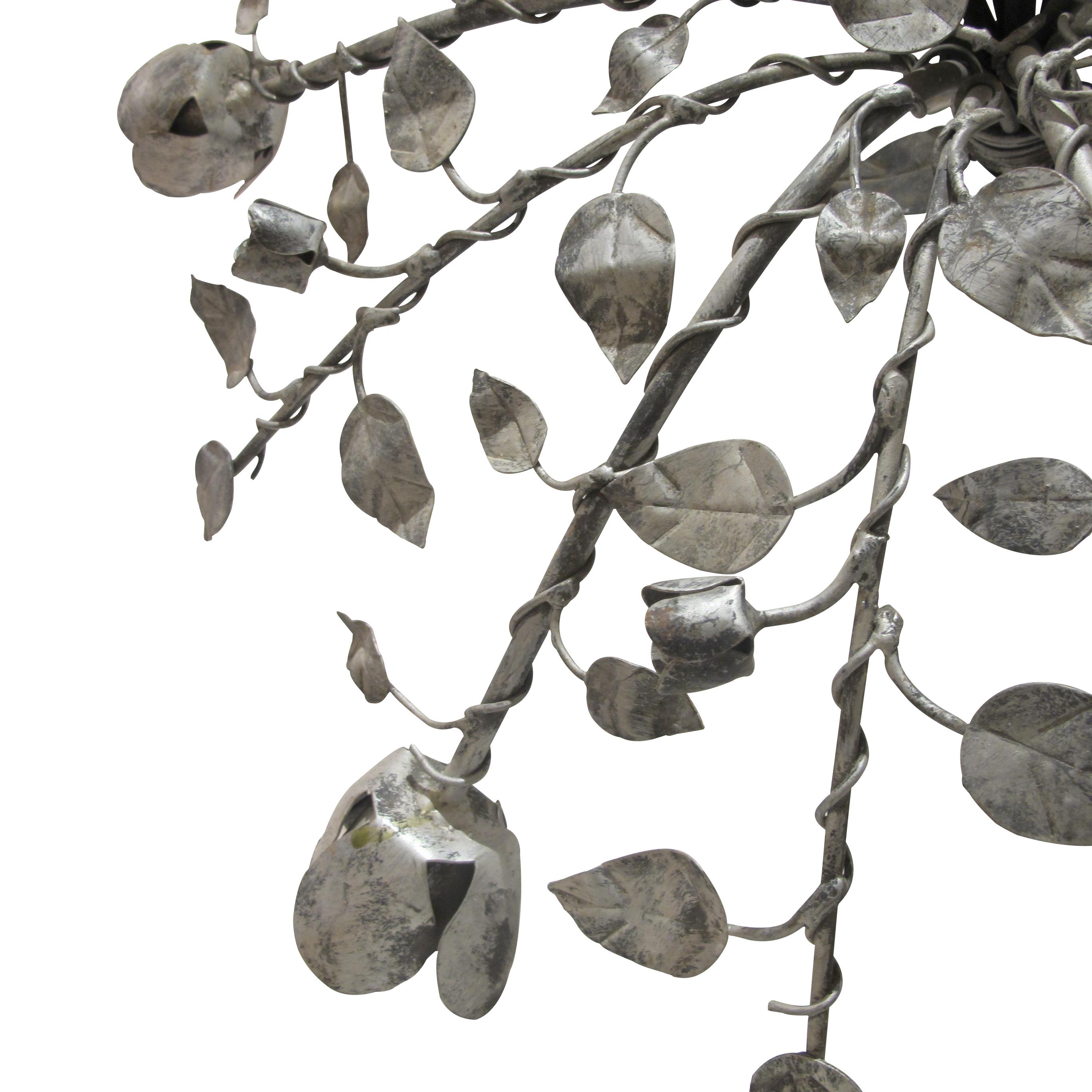 Ferro Coppia di grandi plafoniere floreali in ferro dipinto in argento, Spagna 1950 in vendita