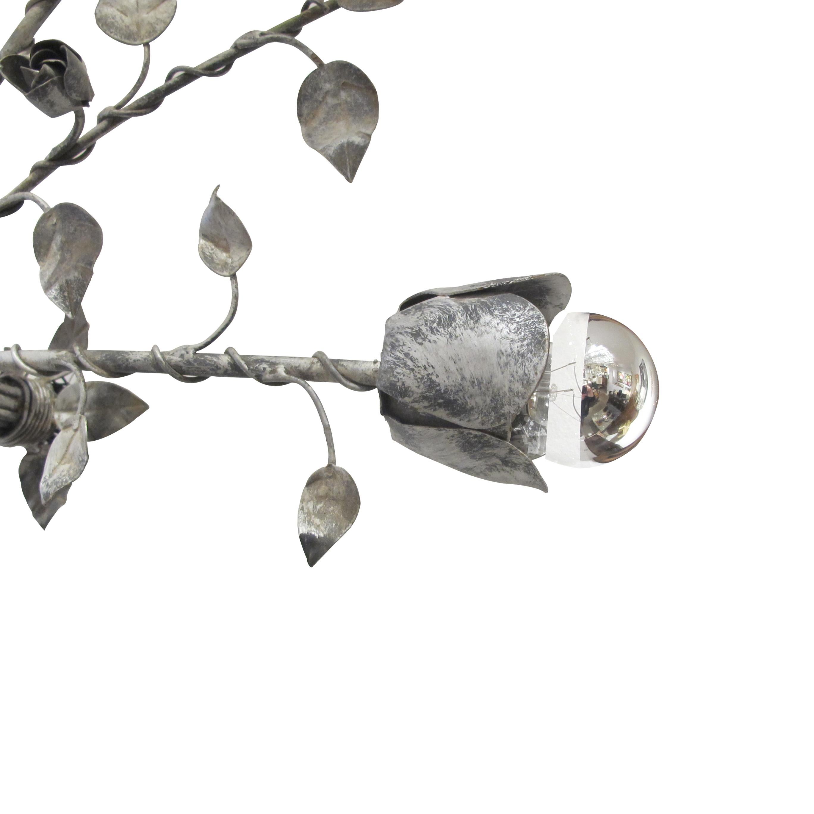 Coppia di grandi plafoniere floreali in ferro dipinto in argento, Spagna 1950 in vendita 1