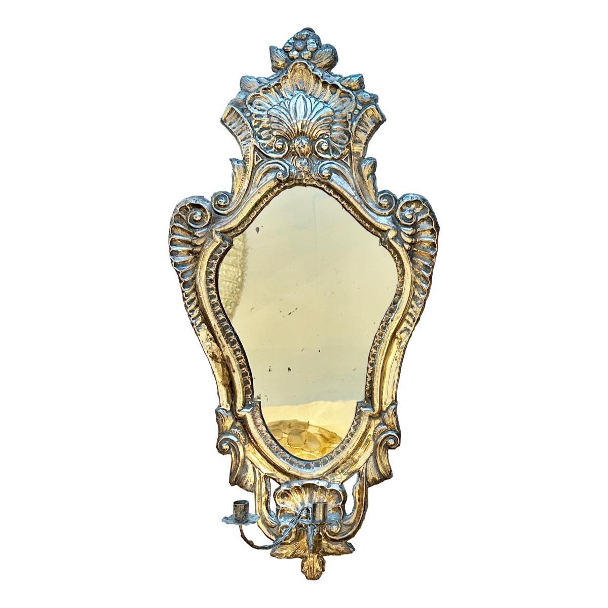 Paire d'appliques italiennes en métal argenté à dos de miroir, datant de 1900.

Mesures :
Hauteur : 30
