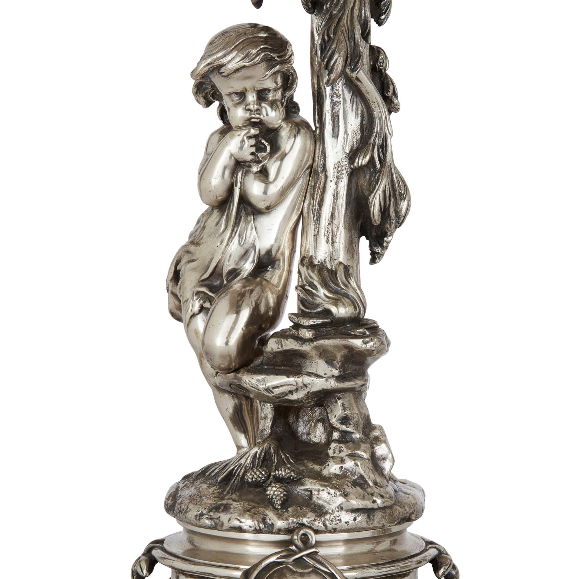 Pareja de grandes candelabros de bronce plateado de Christofle, Siglo XIX Francés en venta
