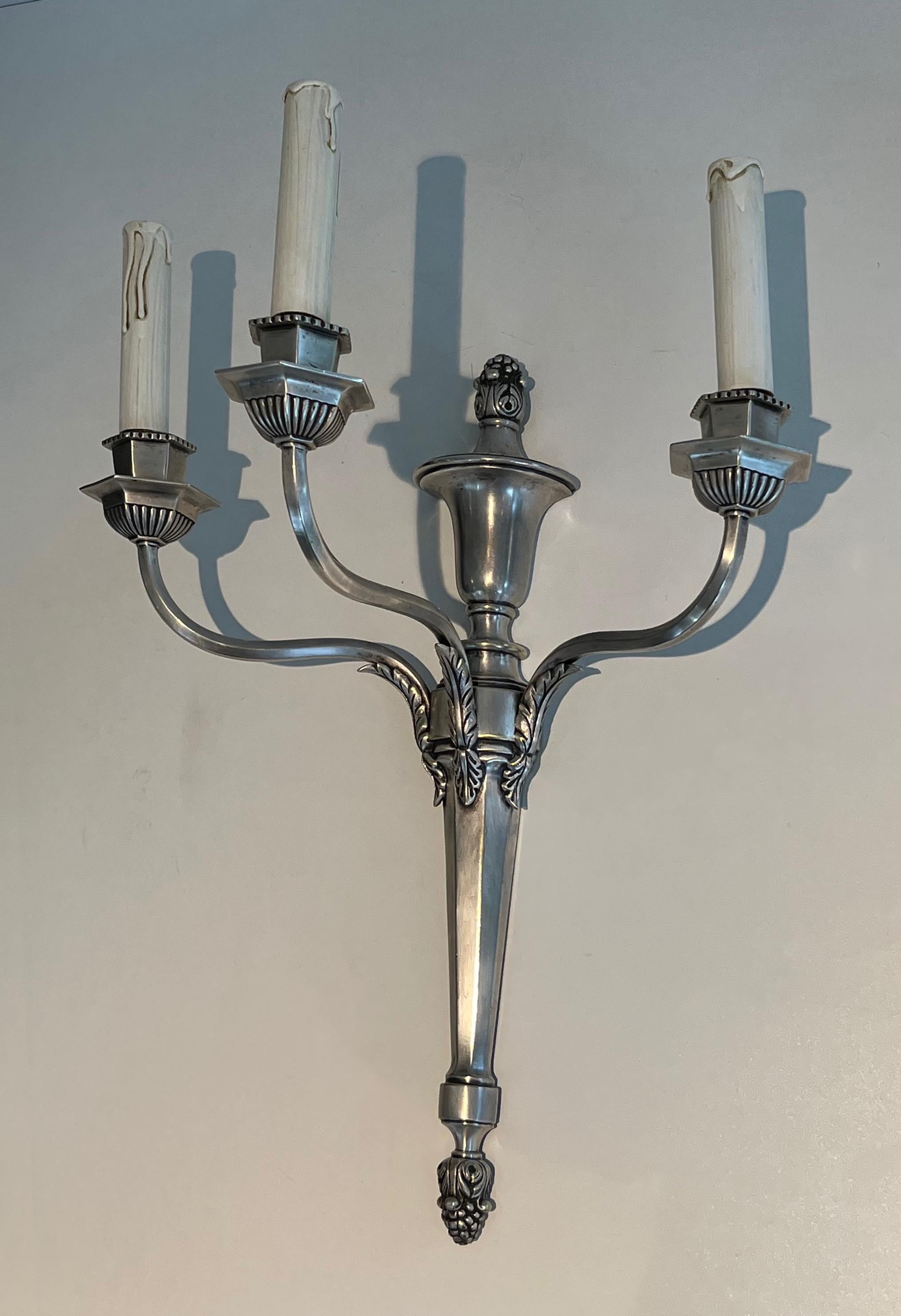 Paar große versilberte Metallwandleuchten mit 3 Armen im Angebot 5