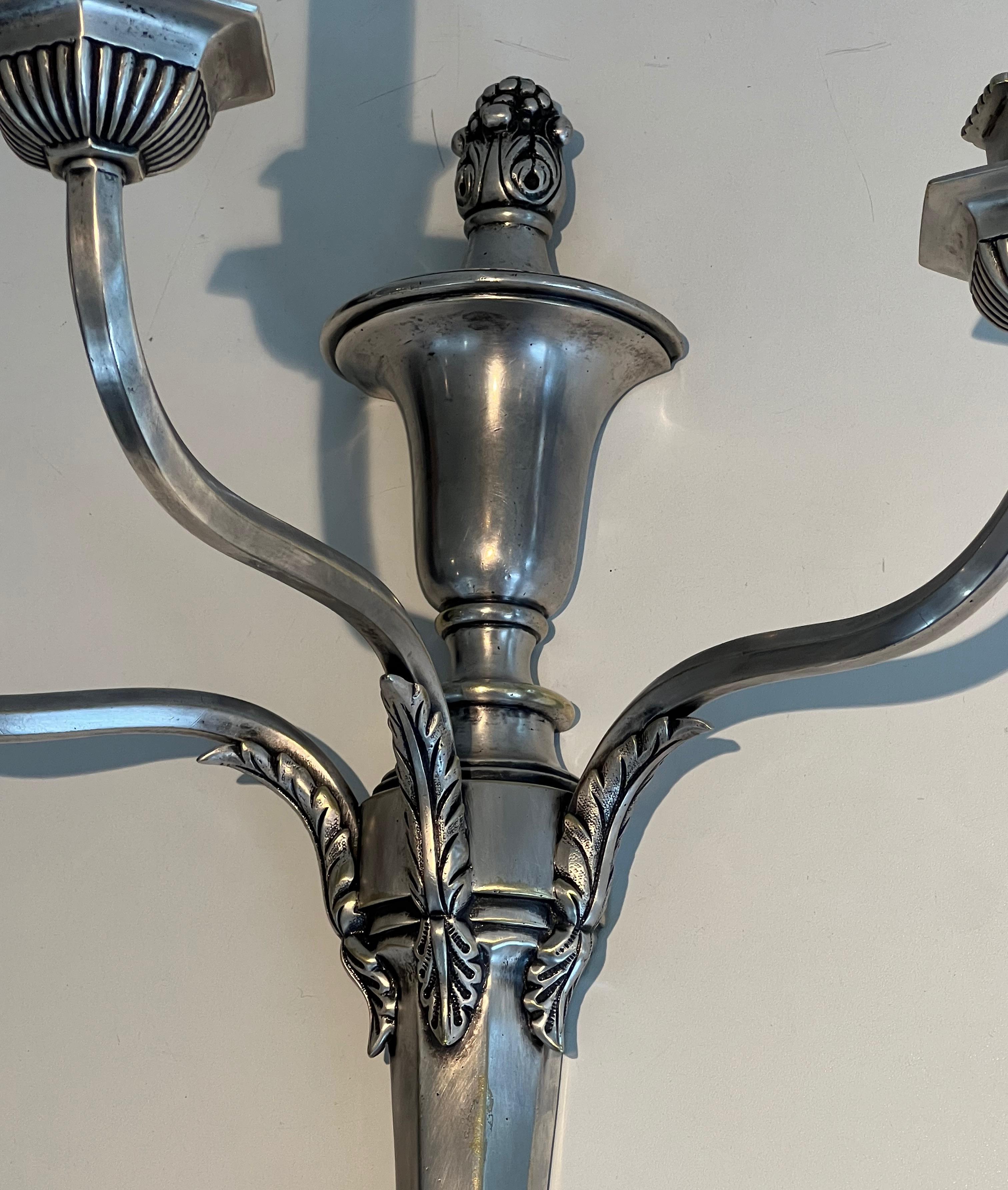 Paar große versilberte Metallwandleuchten mit 3 Armen im Angebot 6