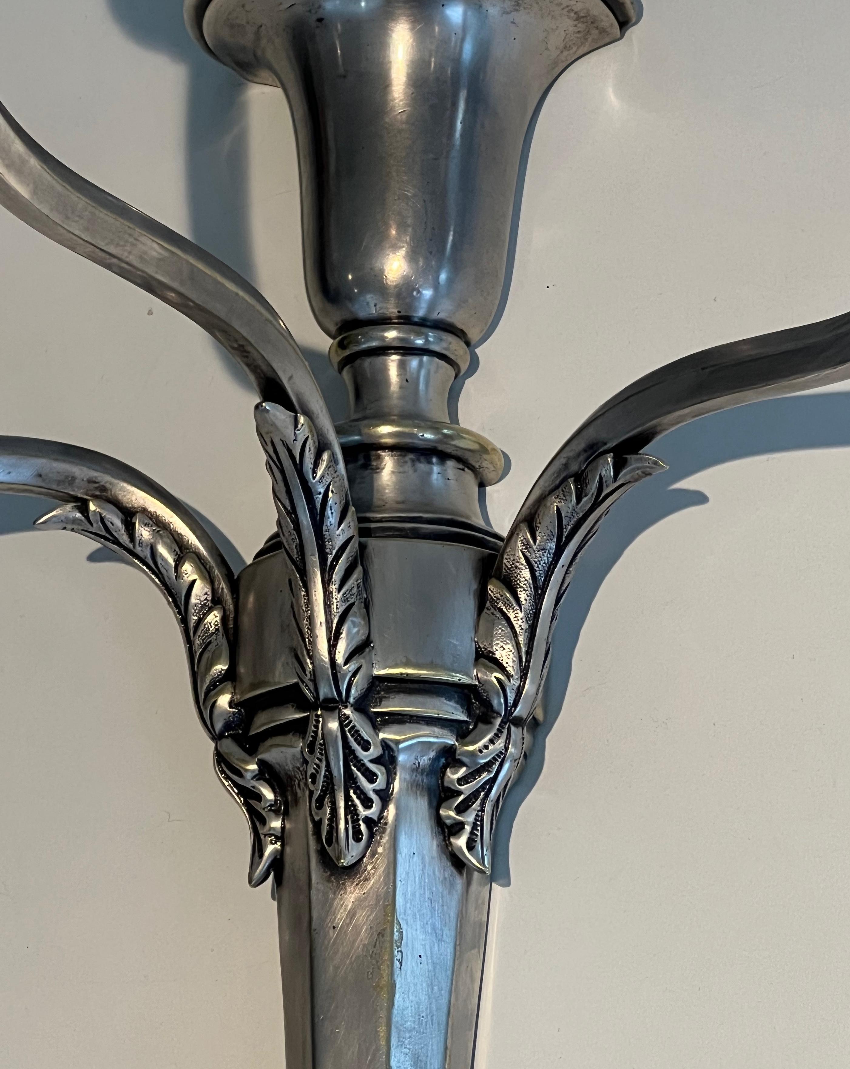Paar große versilberte Metallwandleuchten mit 3 Armen im Angebot 7