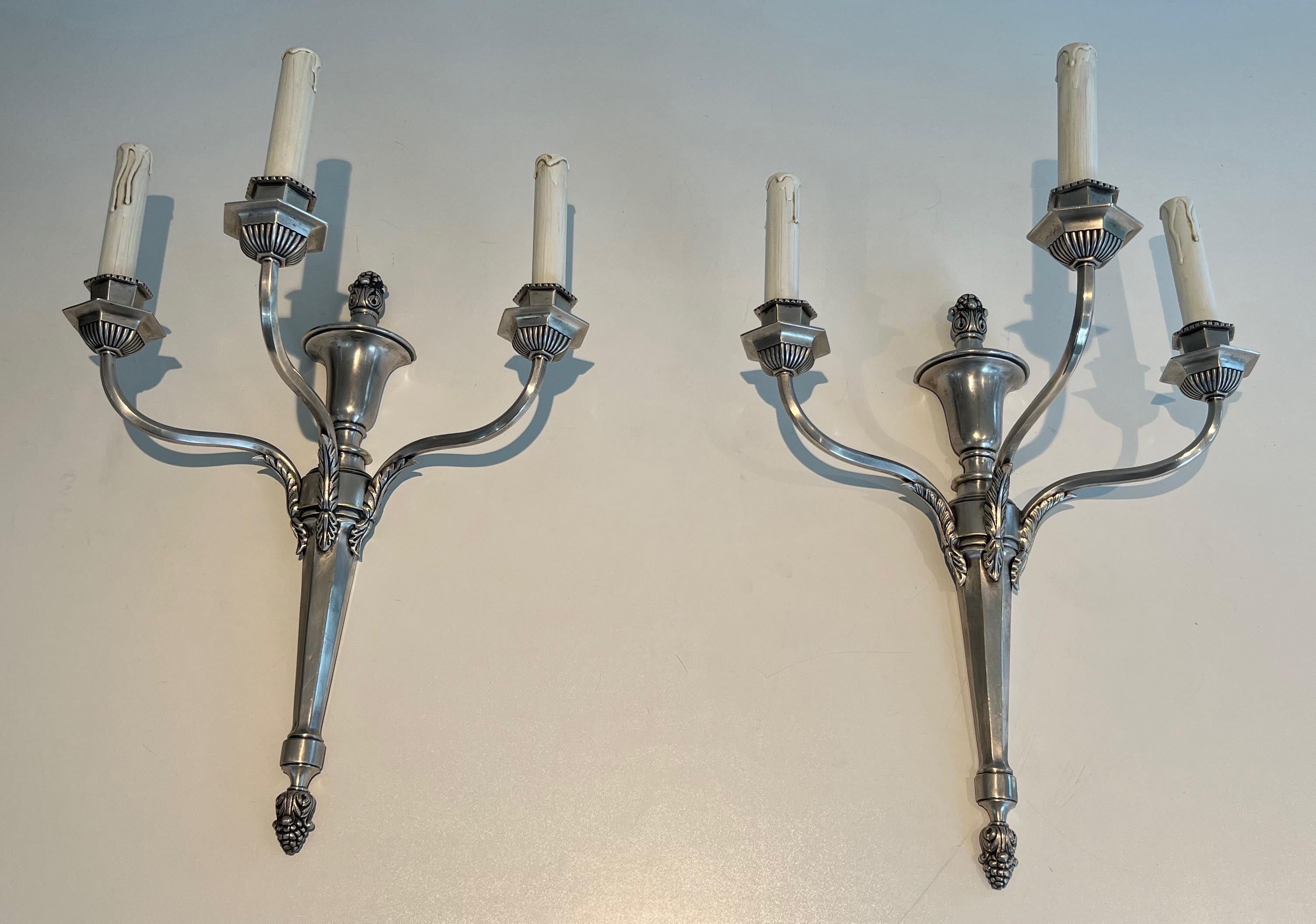 Paar große versilberte Metallwandleuchten mit 3 Armen im Angebot 12