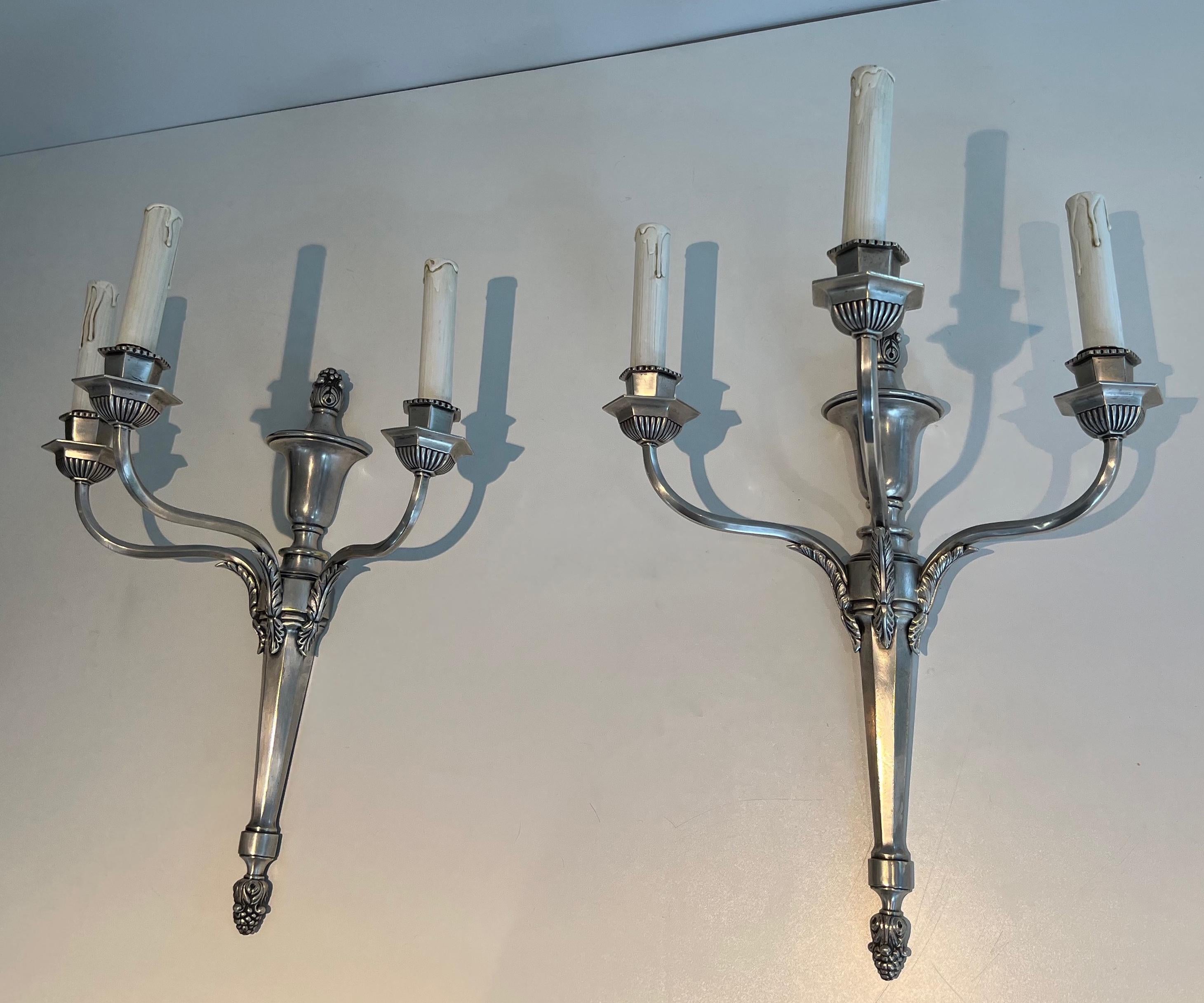 Dieses sehr schöne Paar großer Wandleuchten mit 3 Armen ist aus versilbertem Metall gefertigt. Das Silber ist an einigen Stellen geblieben. Wir könnten sie bei Bedarf neu versilbern lassen. Dies ist ein französisches Werk. CIRCA 1900