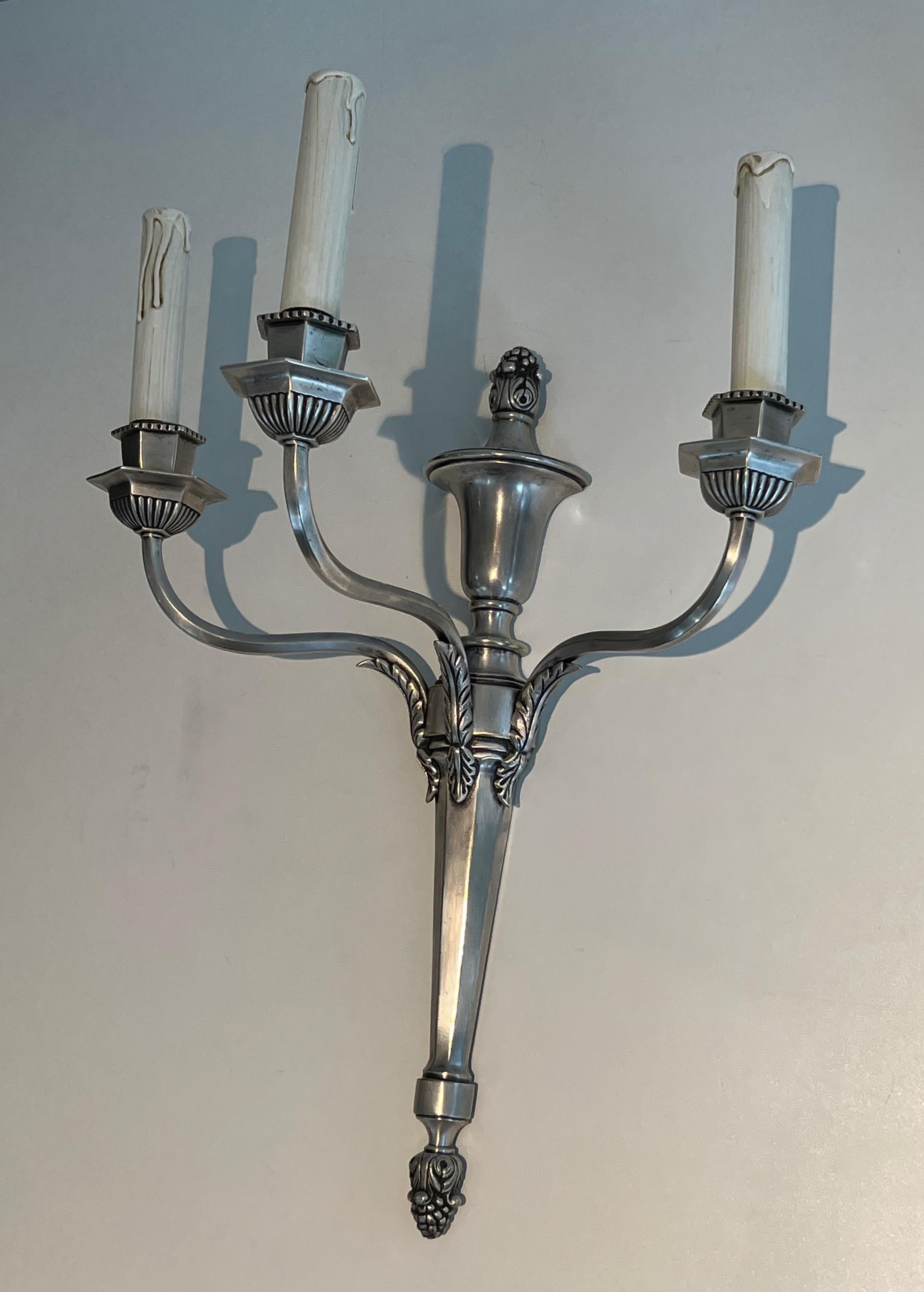 Paar große versilberte Metallwandleuchten mit 3 Armen (Louis XVI.) im Angebot