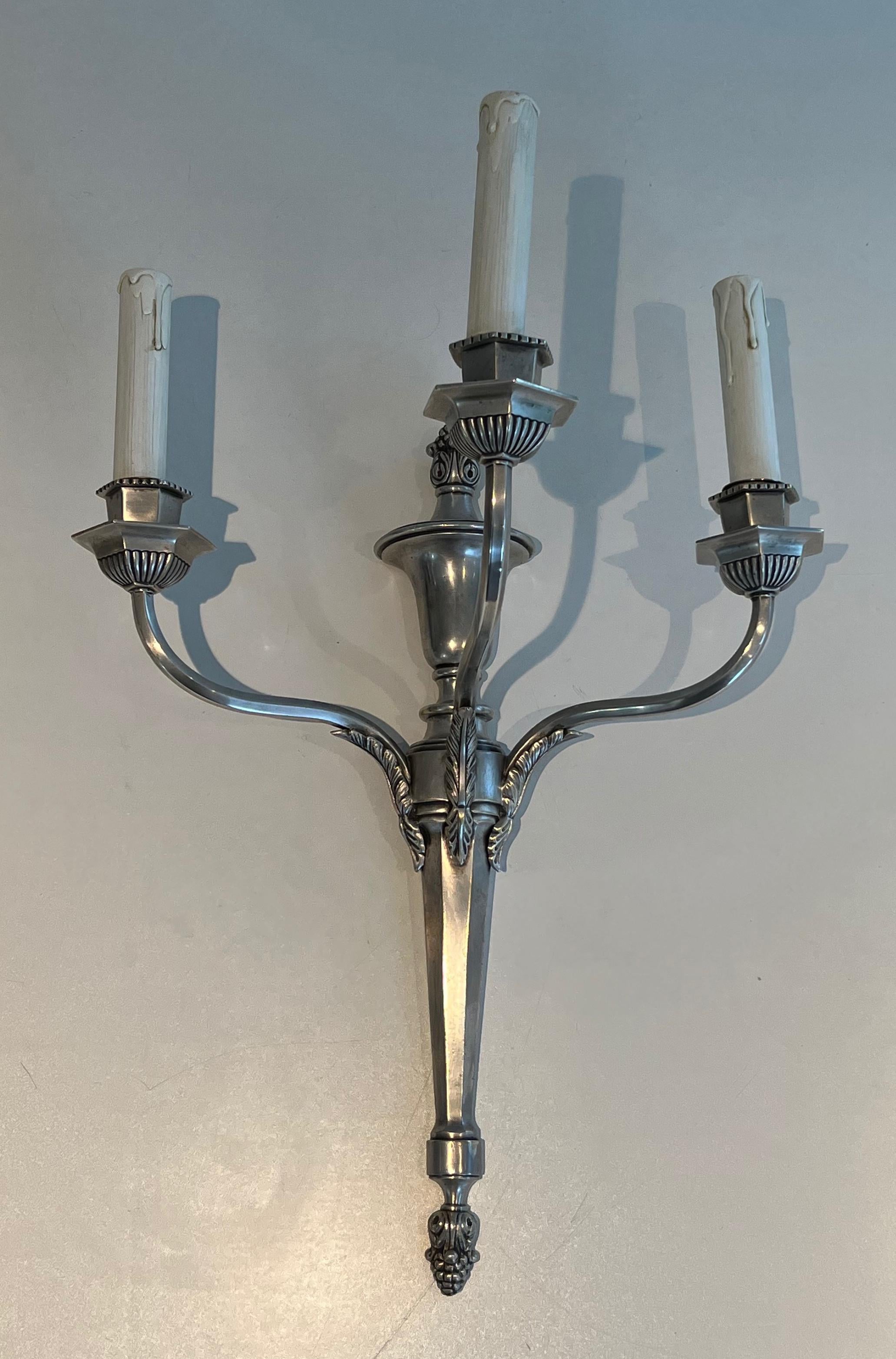 Paar große versilberte Metallwandleuchten mit 3 Armen (Französisch) im Angebot