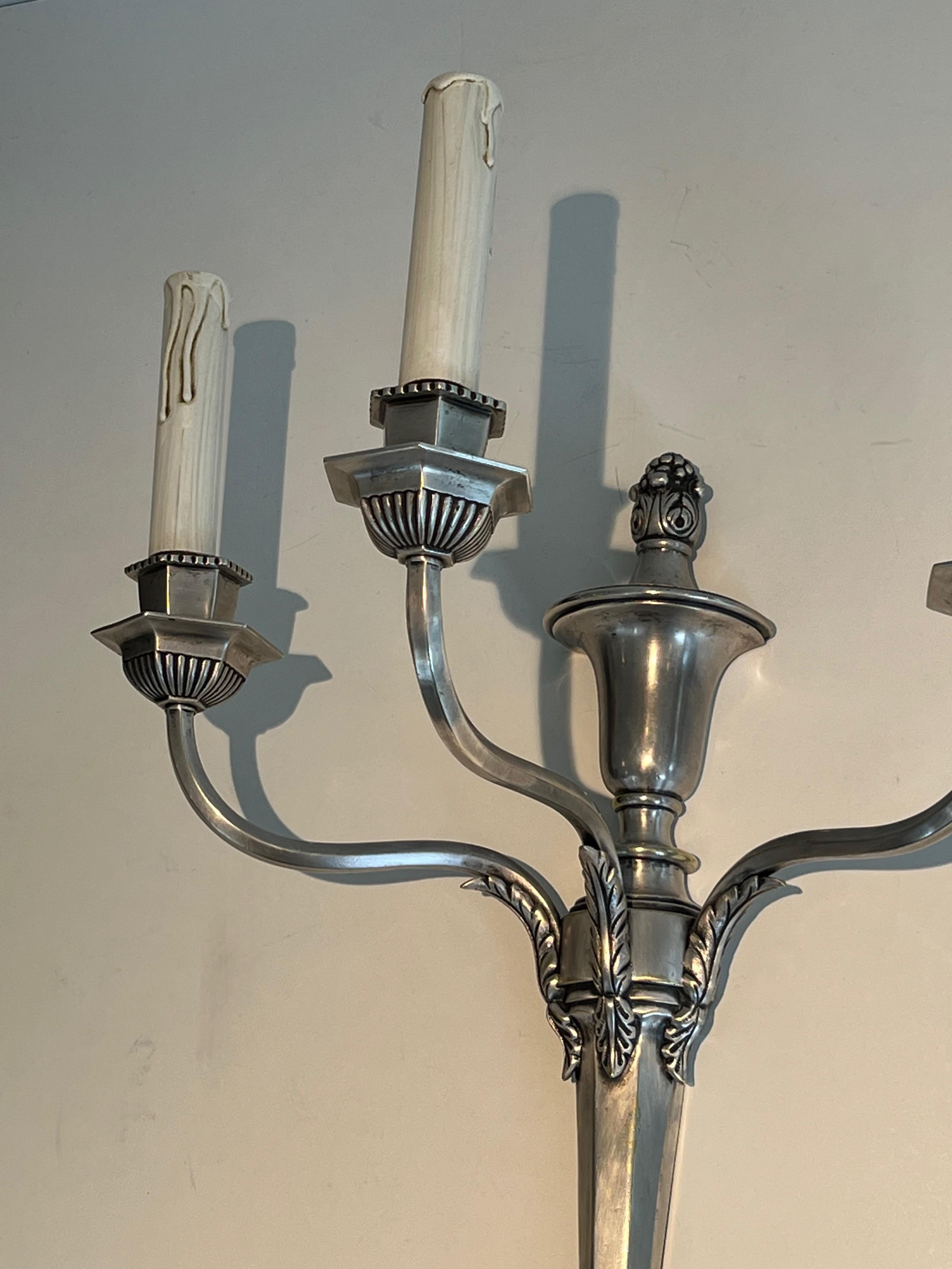 Paar große versilberte Metallwandleuchten mit 3 Armen (Versilbert) im Angebot