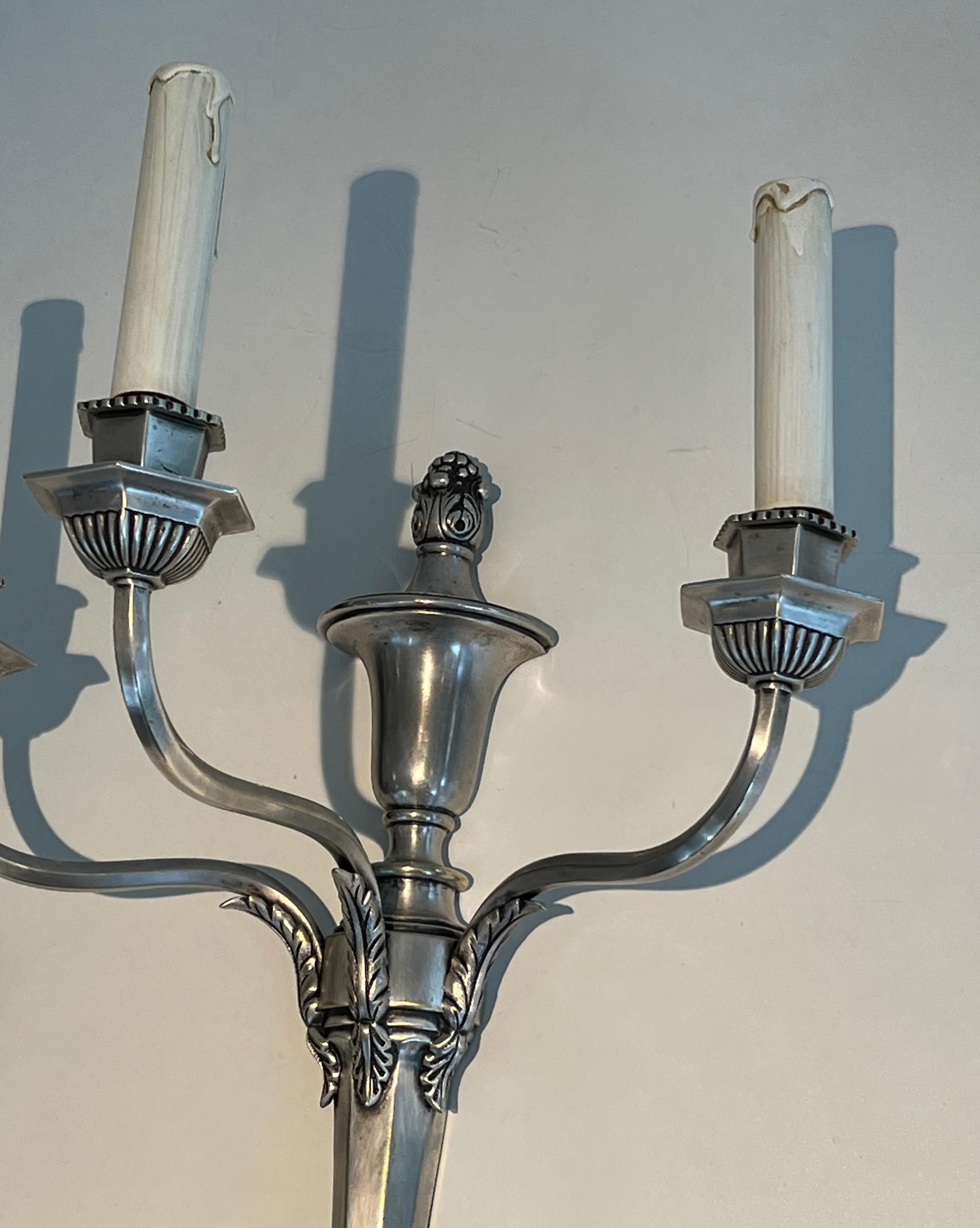 Paar große versilberte Metallwandleuchten mit 3 Armen im Zustand „Gut“ im Angebot in Marcq-en-Barœul, Hauts-de-France