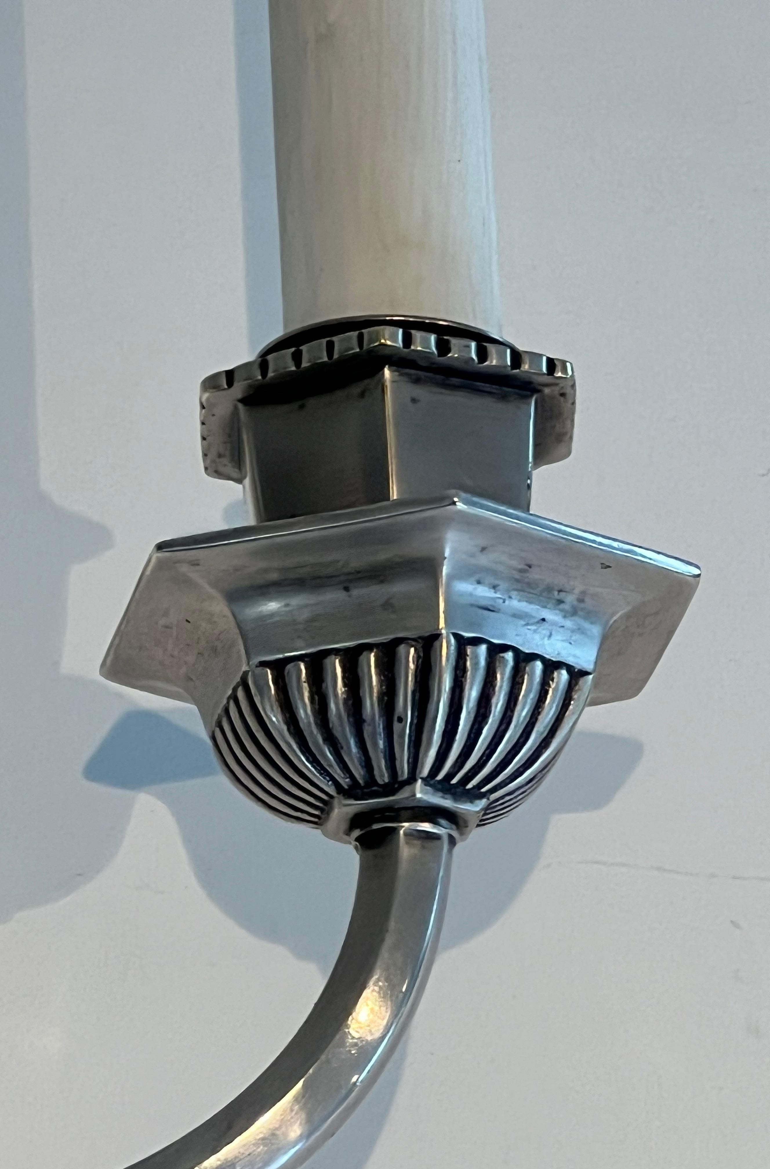 Paar große versilberte Metallwandleuchten mit 3 Armen im Angebot 2