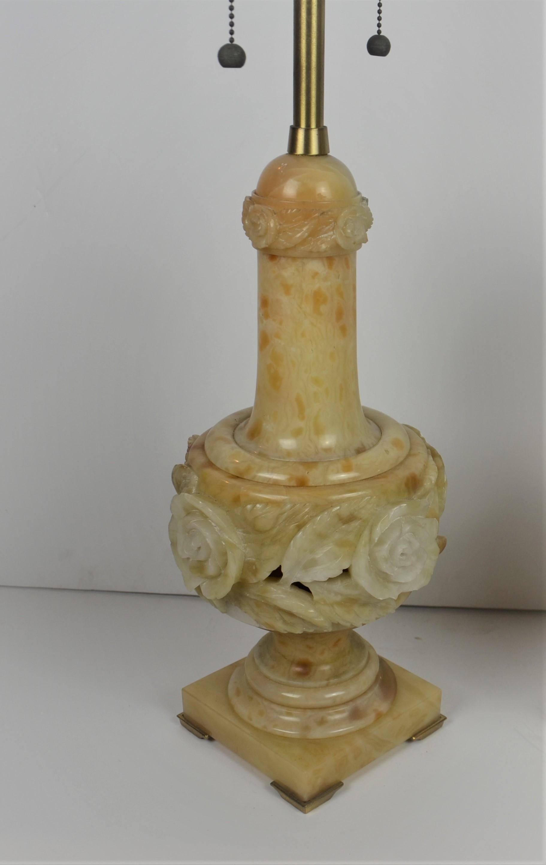 Ein Paar großformatige Alabaster-Tischlampen, geschnitzt in großen Rosen. Der Sockel wird von Messingfüßen getragen; die Endstücke sind original für das Set. Verdrahtet für die USA und funktionstüchtig.

Energie-Quellen
 Up bis zu 120 V (US