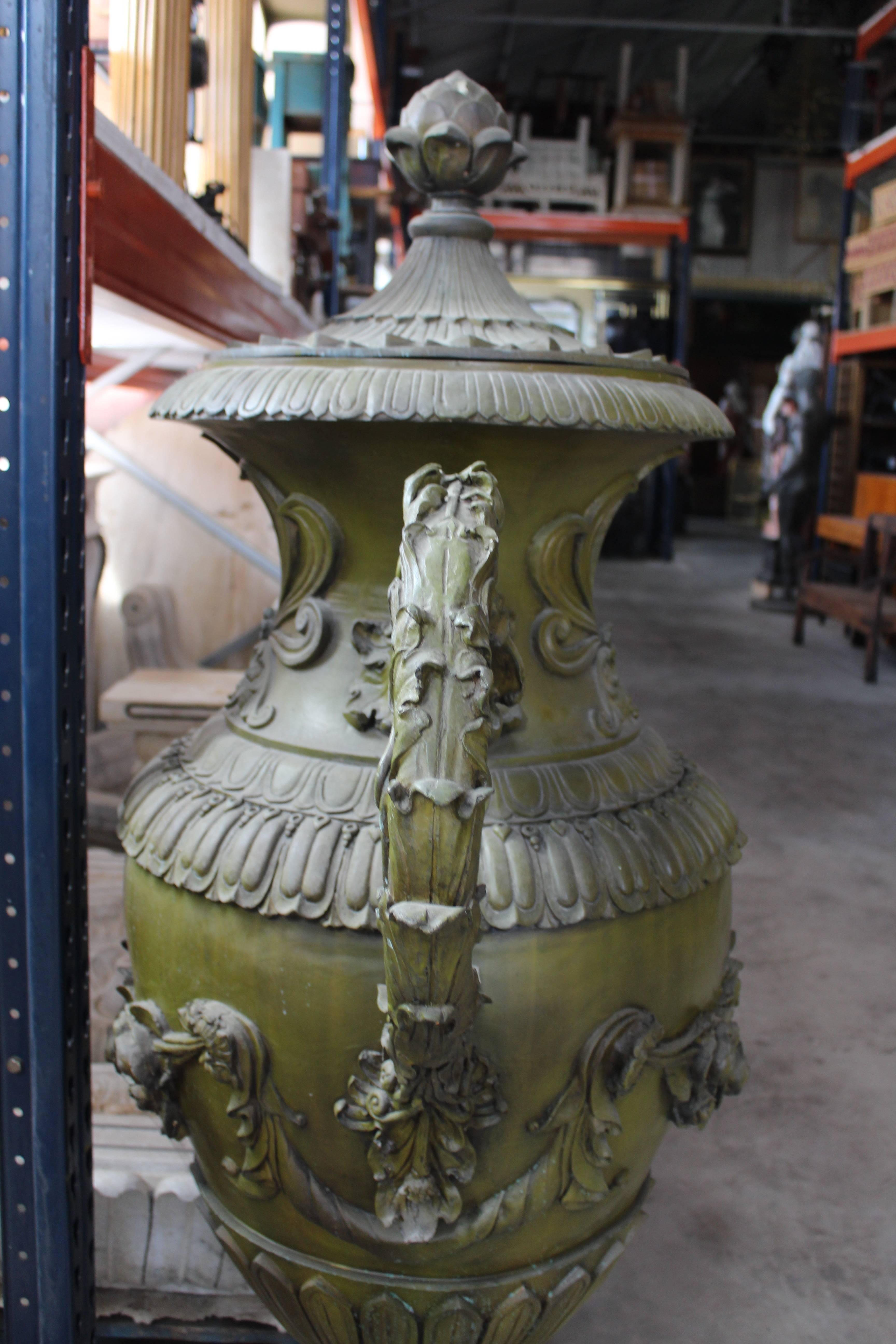 Coppia di urne decorative in bronzo di grandi dimensioni in vendita 6