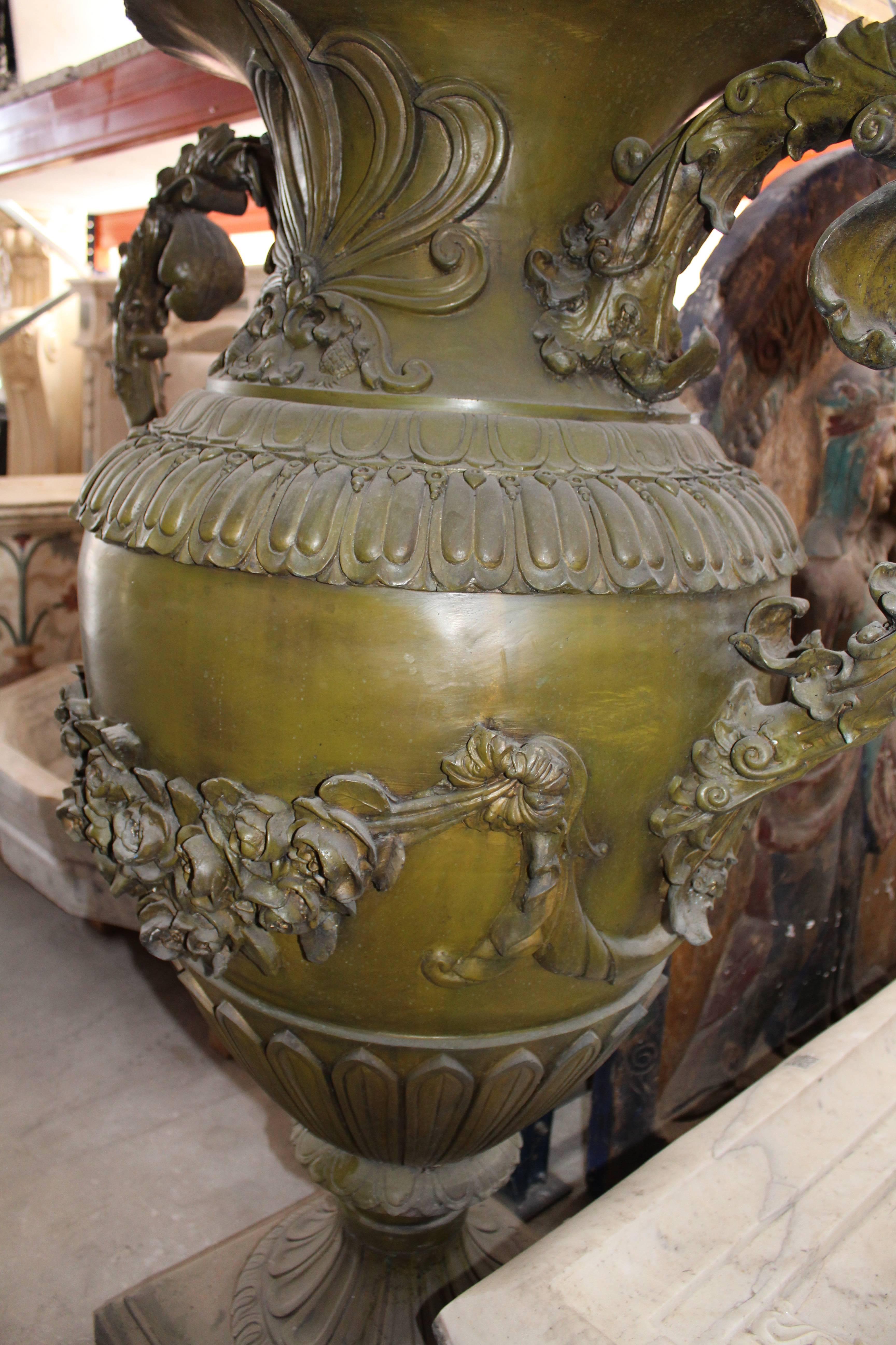 Pair of Large Size Bronze Decorative Urns In Good Condition For Sale In Marbella, ES