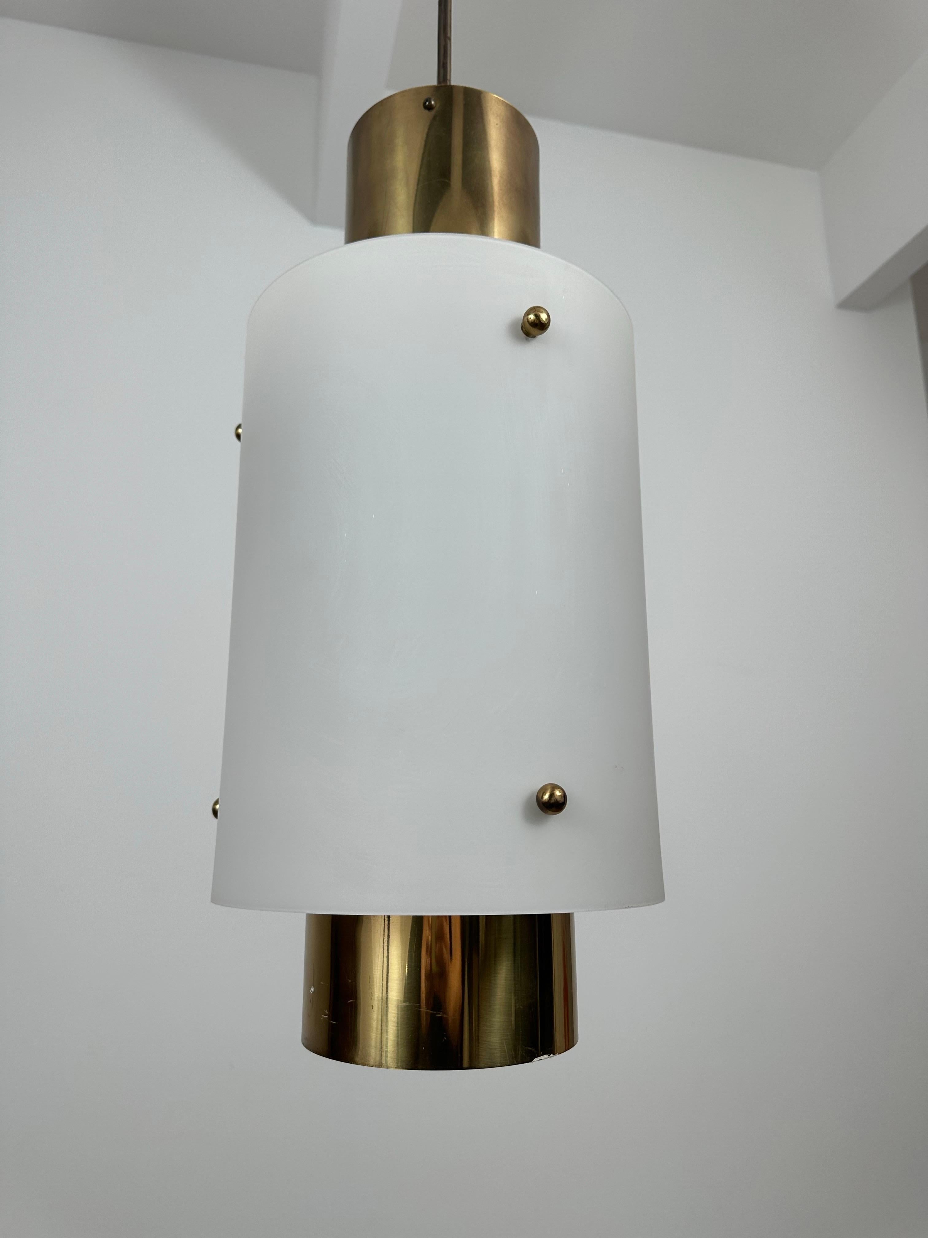 Coppia di lampade a sospensione di grandi dimensioni di Paavo Tynell.  Queste luci sono state prodotte da Taito Oy negli anni Cinquanta.  Le luci sono state originariamente vendute alla città di Ikaalinen (Finlandia) dove sono state utilizzate nella
