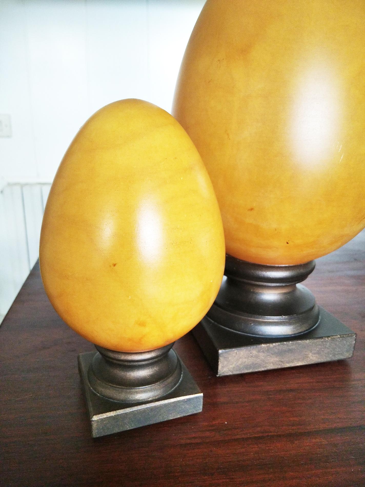Pair of vanilla yellow alabaster eggs. So two pieces of different size, very decorative. They are ideal for decorating an office or as an ornament in the living room or on a console.
 A beautiful piece reminiscent of ostrich eggs and reminiscent of