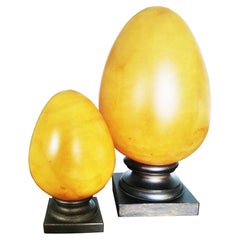 Paire de grands accessoires de bureau en forme d'œufs en albâtre naturel jaune vanille de grande taille