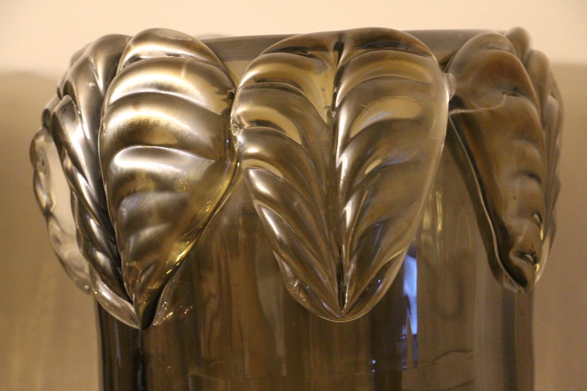 Dieses spektakuläre Vasenpaar hat eine sehr ungewöhnliche schillernde Farbe, die je nach Umgebungsfarbe und -licht von tiefem Rauch bis zu hellem Grau reicht, und weist rundherum viele verschiedene mercerisierte Reflexe auf.
Außerdem wurden sie in