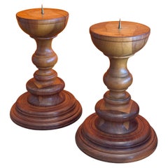 Coppia di grandi portacandele in legno massiccio