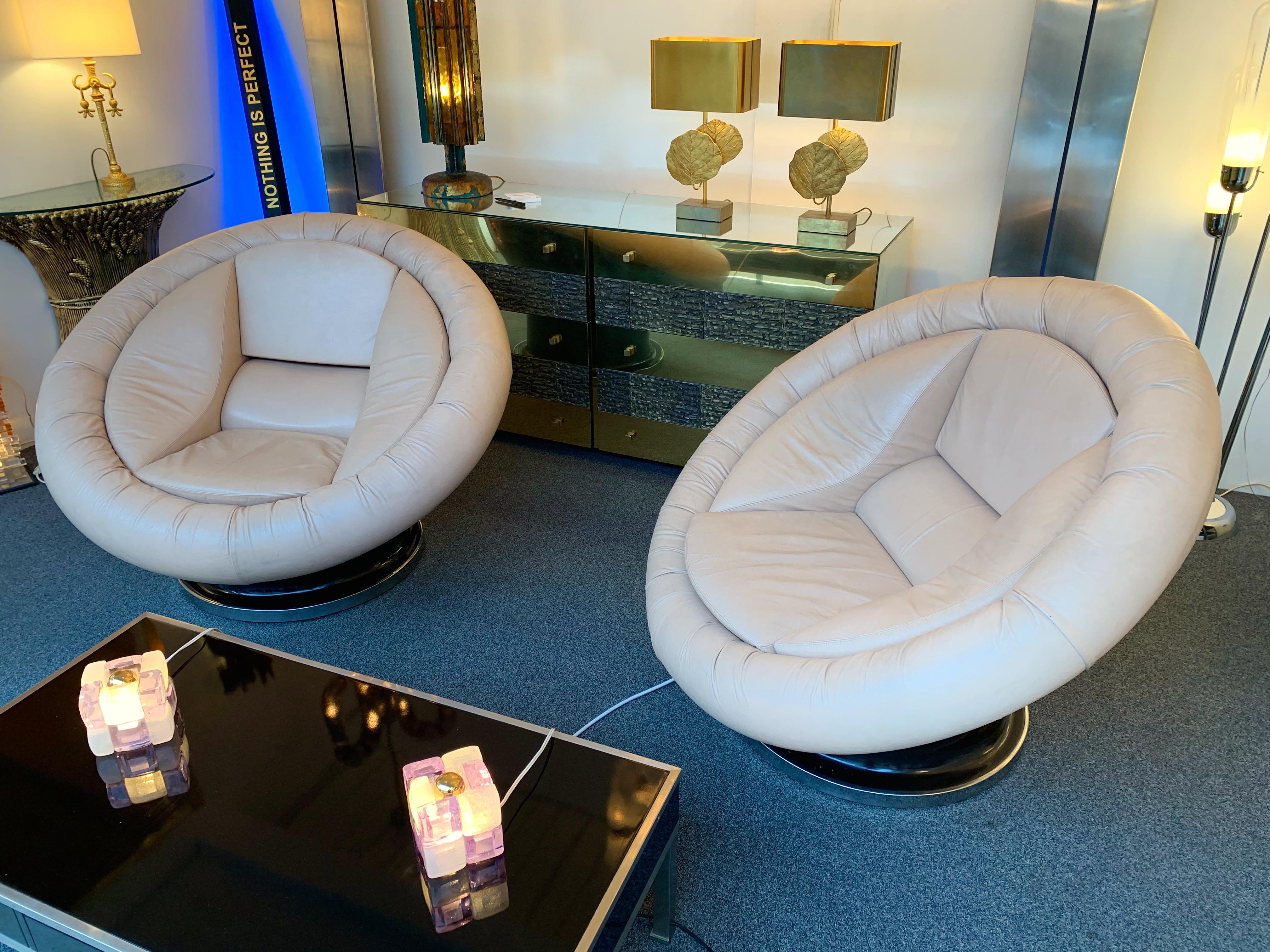 Special order from the manufacture Saporiti Italia during the 1970s for a private house of Torino. Large armchairs or lounge chairs. Leather and fiberglass structure. Famous design like Gio Ponti, Gianfranco Frattini, Cassina, Osvaldo Borsani, Joe