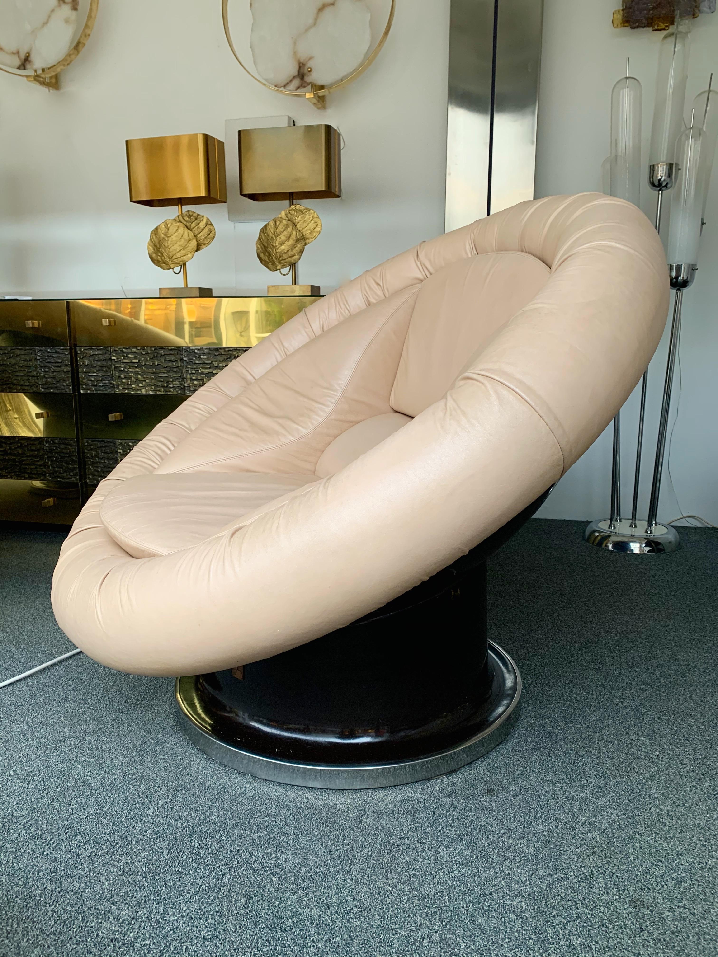 Paire de grands fauteuils en cuir de l'ère spatiale par Saporiti, Italie, 1970 Bon état à SAINT-OUEN, FR