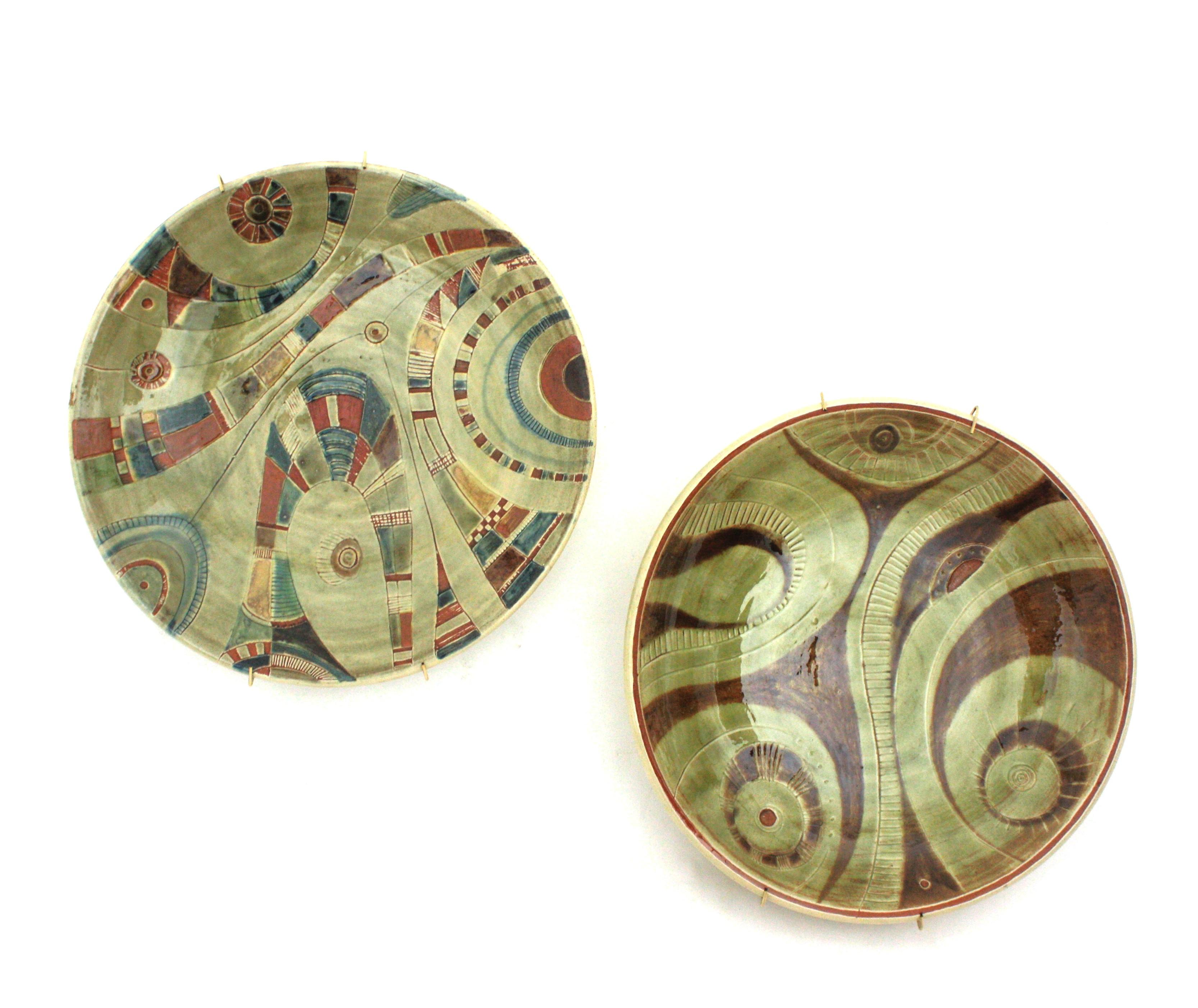Pair of Large Spanish Ceramic Decorative Wall Plates, 1960s For Sale 3
