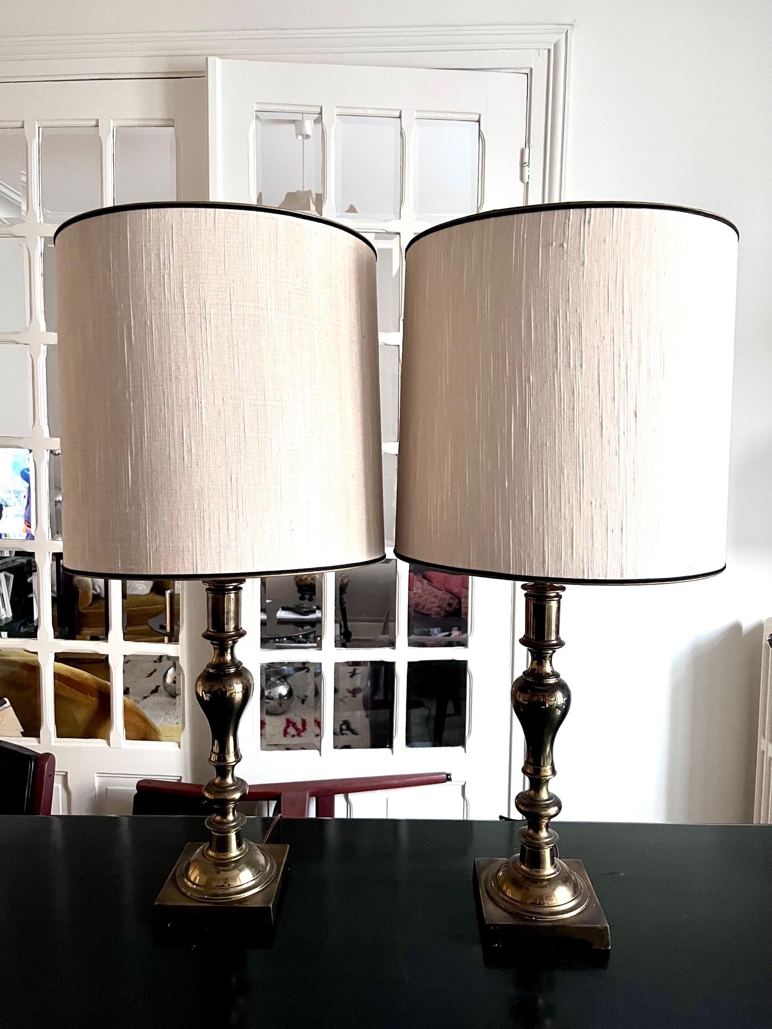 rare paire de lampes de table américaines en laiton avec leurs abat-jours d'origine 

hauteur de la base 60cm base carrée 14cm 

