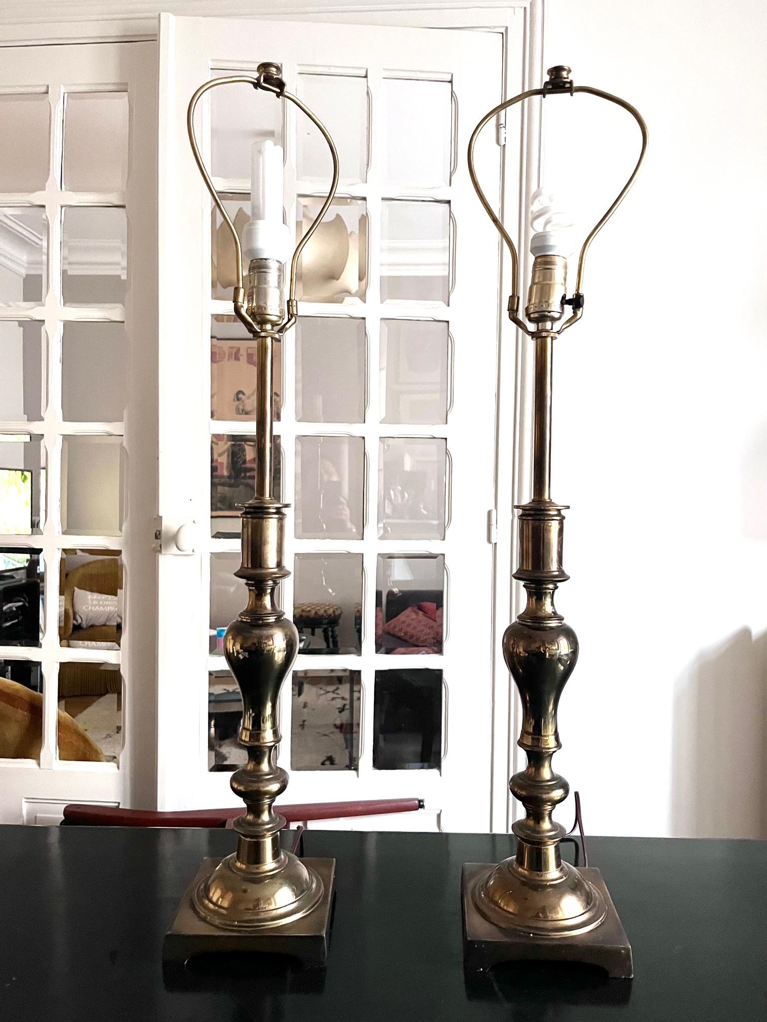 Mid-Century Modern Paire de grandes lampes Stiffel en laiton en vente