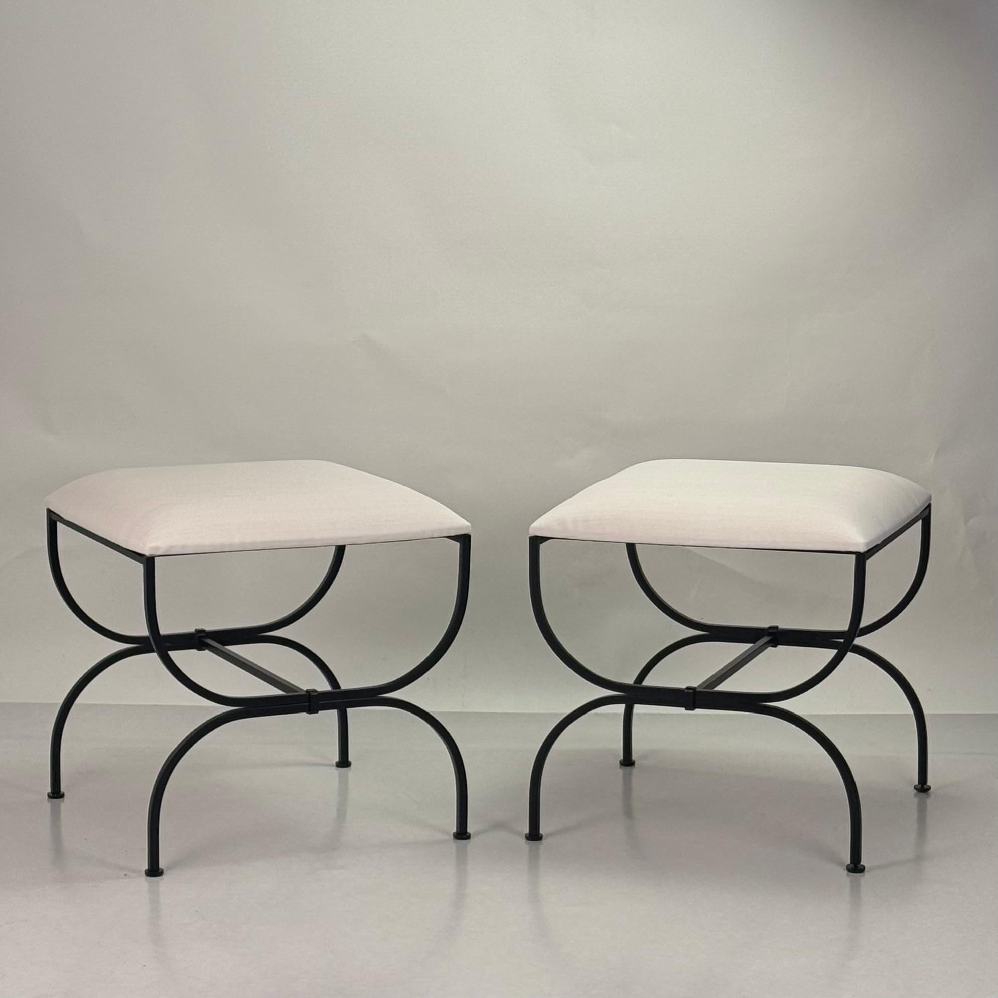 Paire de grands tabourets en crin de cheval crème 'Strapontin' Art Déco par Design Frères.

Les caractéristiques particulières du tissu de crin, qui allie élégance discrète, exclusivité et tradition, sont sa brillance soyeuse, sa simplicité