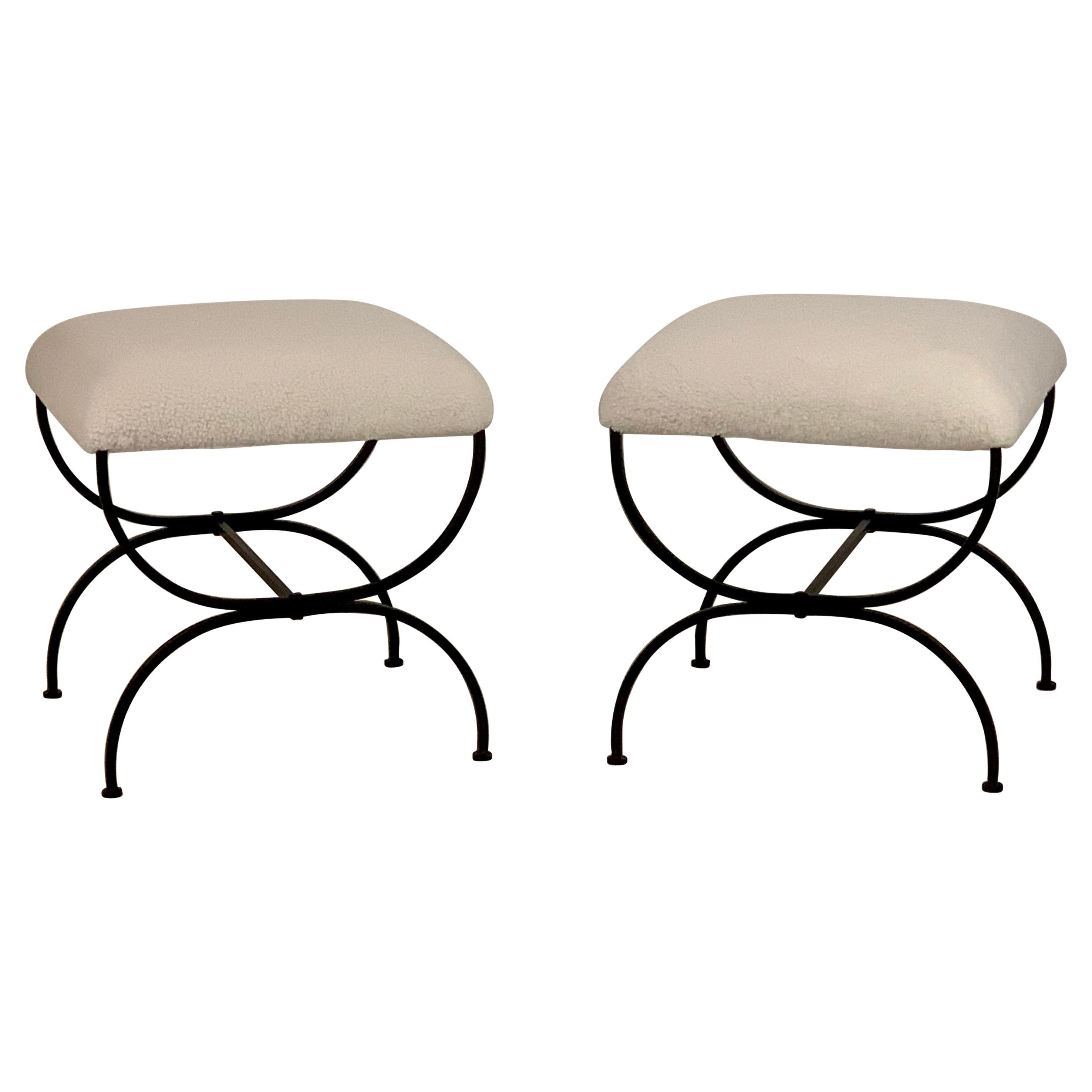Pareja de taburetes grandes de piel "Strapontin" de Design Frères