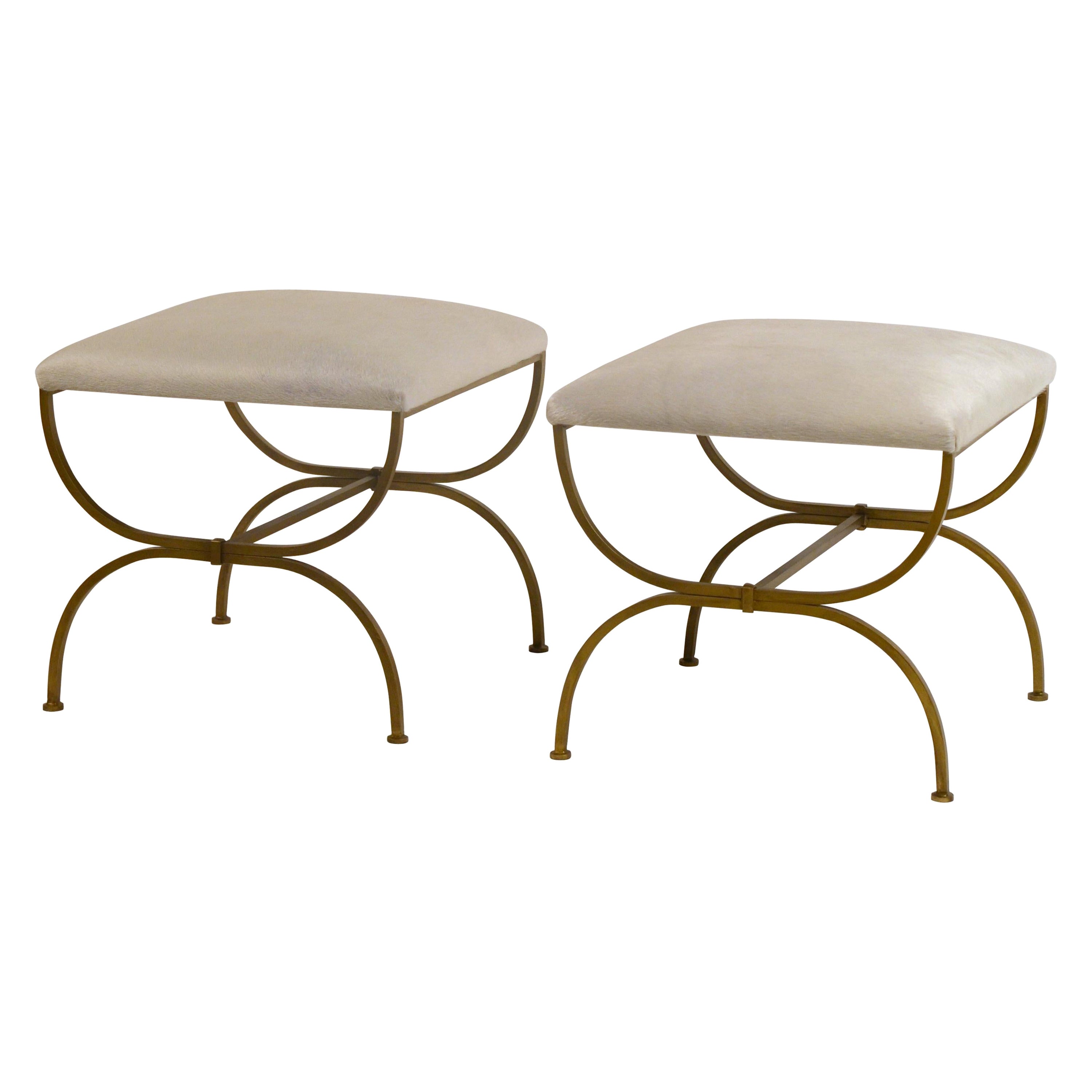 Pareja de taburetes grandes de cuero blanco "Strapontin" de Design Frères en venta