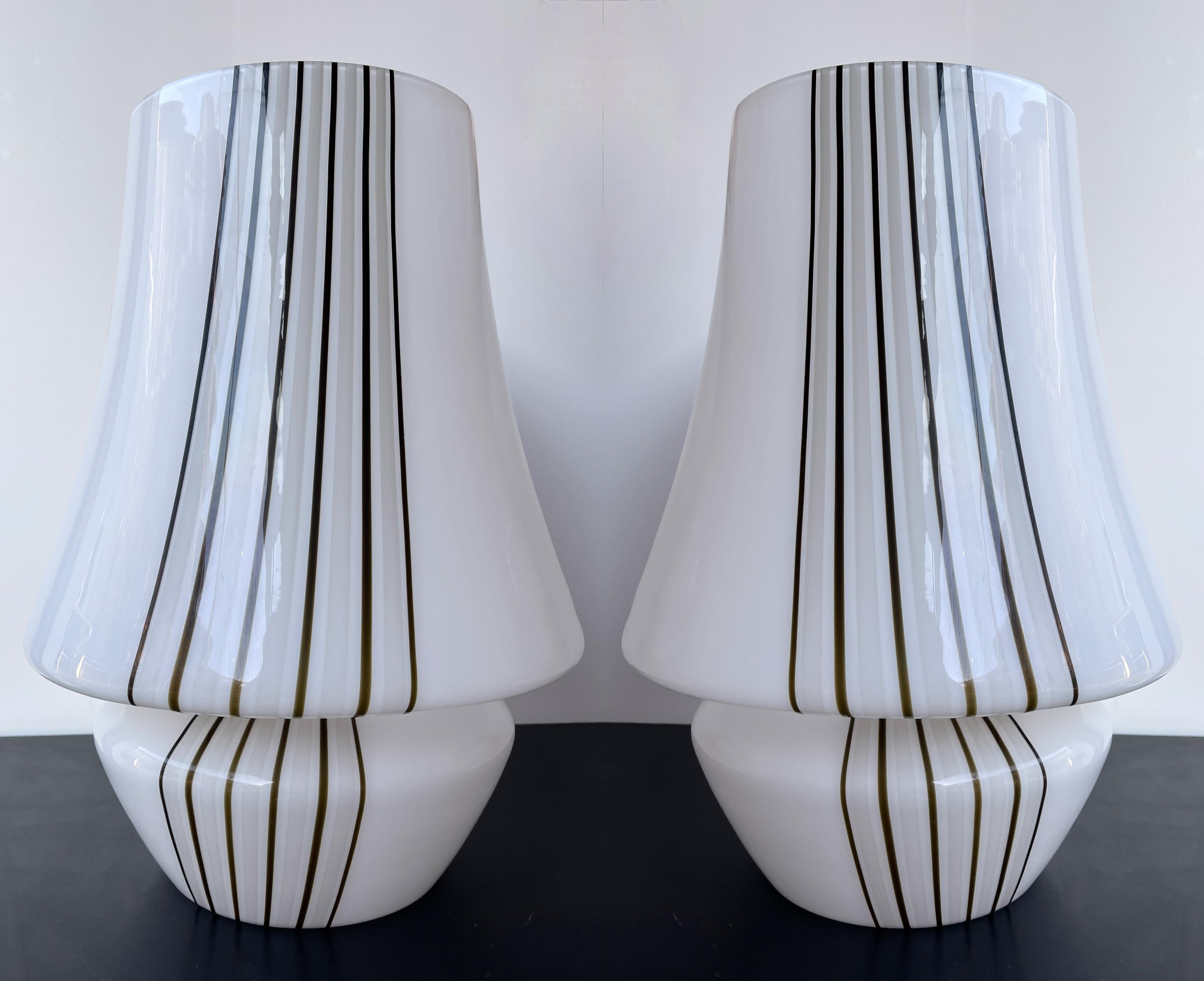 Mid-Century Modern Paire de grandes lampes en verre de Murano à rayures, Italie, 1970 en vente