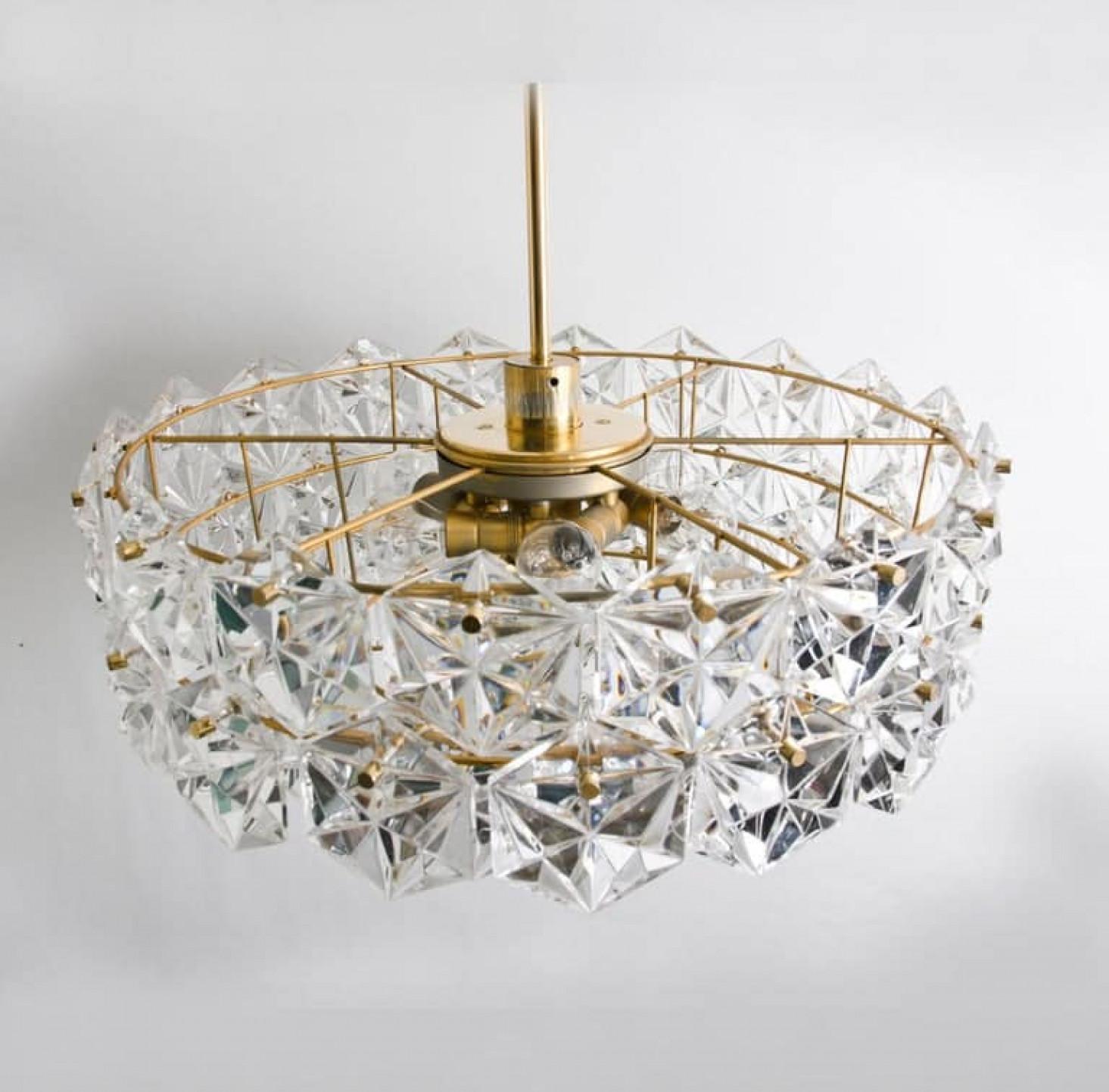 Pair of Large Stunning Faceted Crystal Five-Tier Chandeliers Kinkeldey, 1970 (Österreichisch) im Angebot