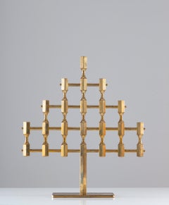 Coppia di grandi candelabri svedesi in ottone di Lars Bergsten per Gusum