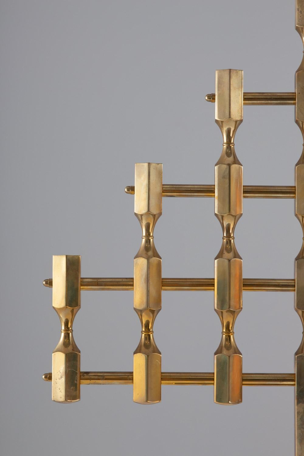 Coppia di grandi candelabri svedesi in ottone di Lars Bergsten per Gusum In condizioni buone in vendita a Karlstad, SE