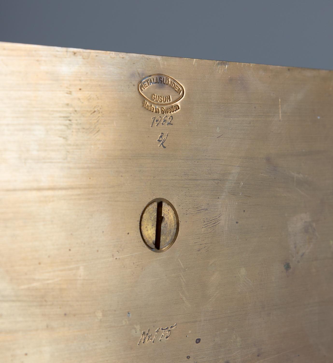Coppia di grandi candelabri svedesi in ottone di Lars Bergsten per Gusum in vendita 1