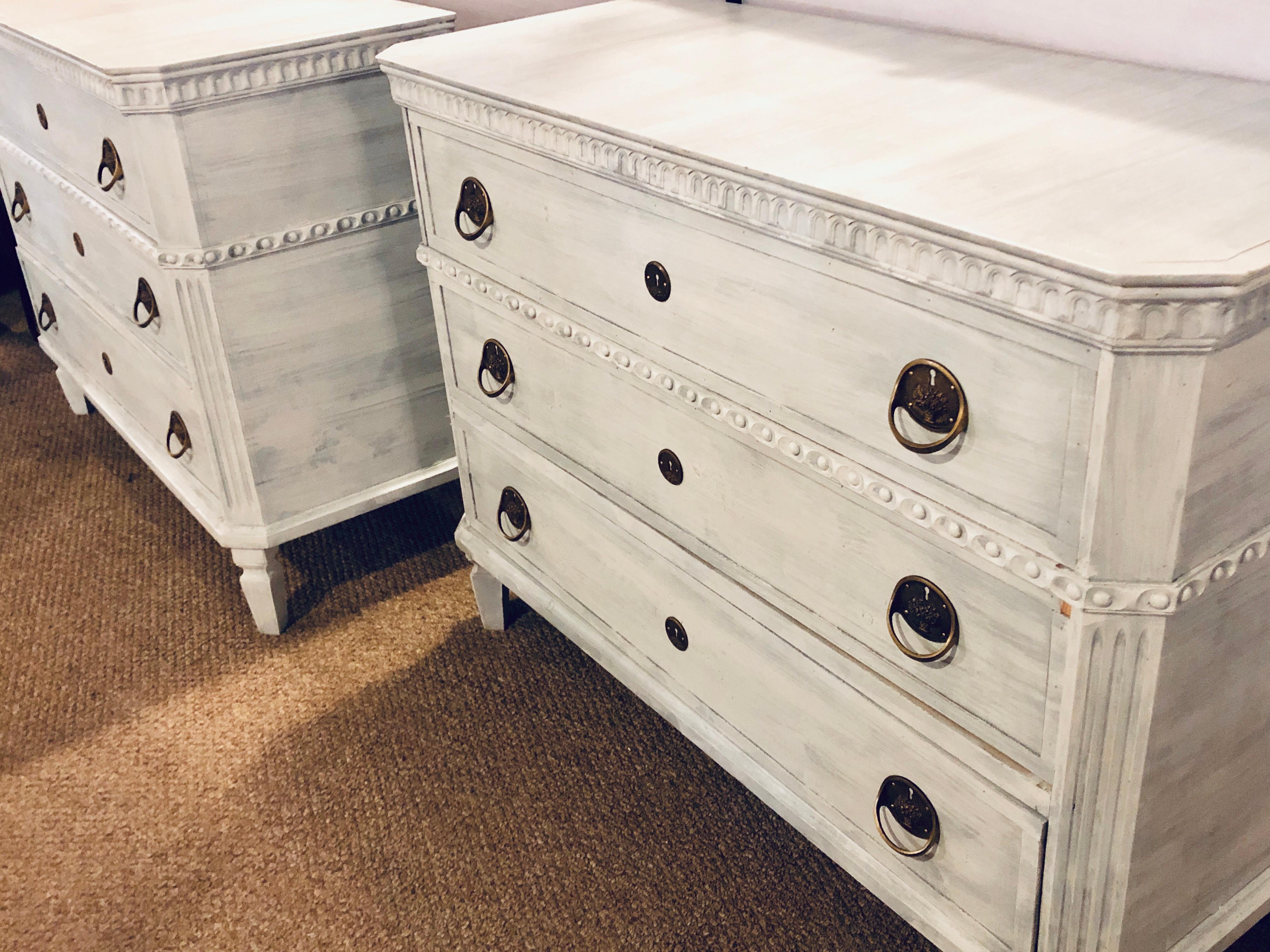 Mid-20th Century Pair of Large Swedish Paint Decorated 3-Drawer Commodes Nightstands
