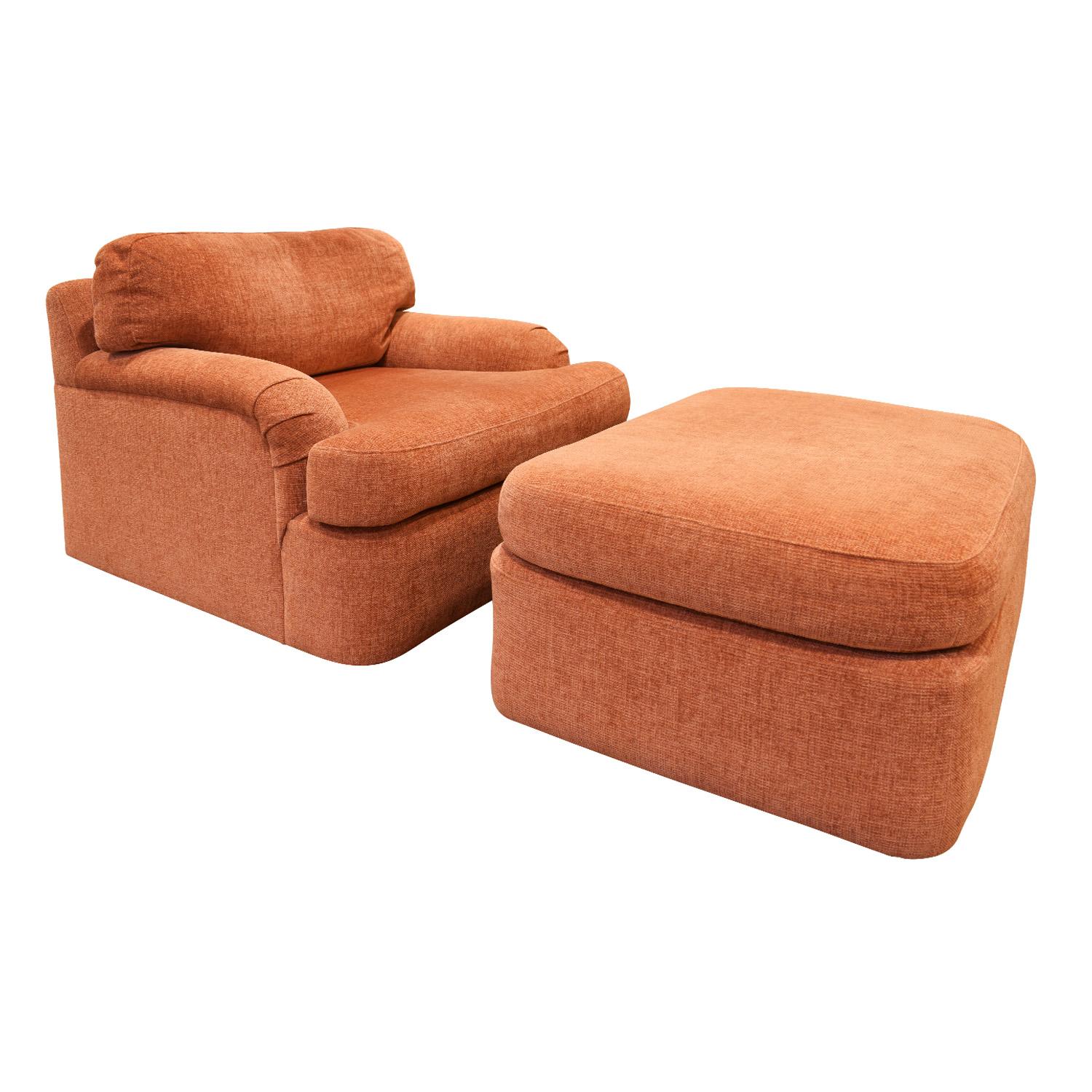 Pair of large swiveling lounge chairs with matching ottomans on castors, by Milo Baughman for Thayer Coggin, American, 1970s. The swiveling base is recessed so it’s not readily visible. These are very comfortable.

Ottomans dimensions:

W 33.5