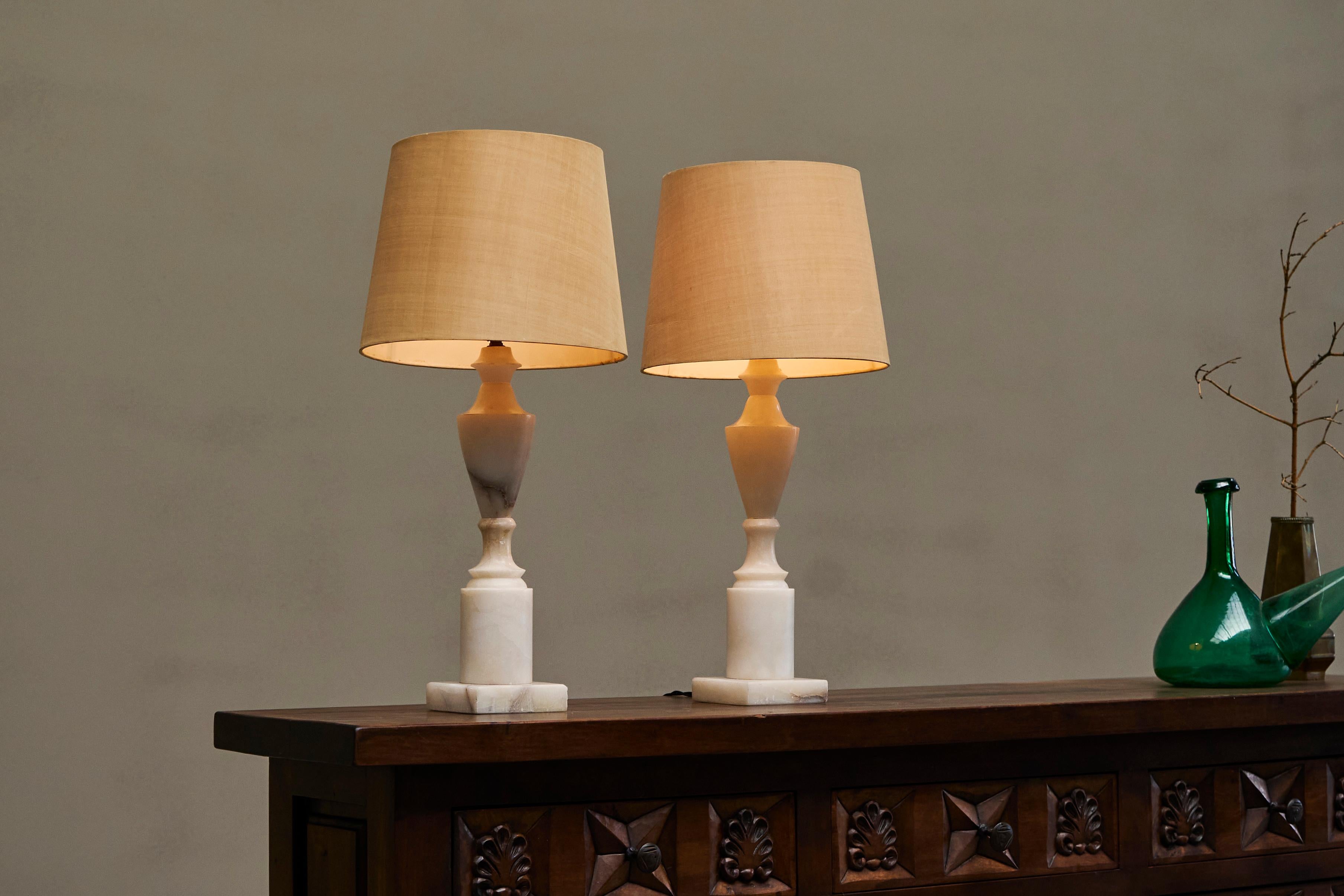 Paire de grandes lampes de table en albâtre sculpté à la main Italie années 1950 en vente 3