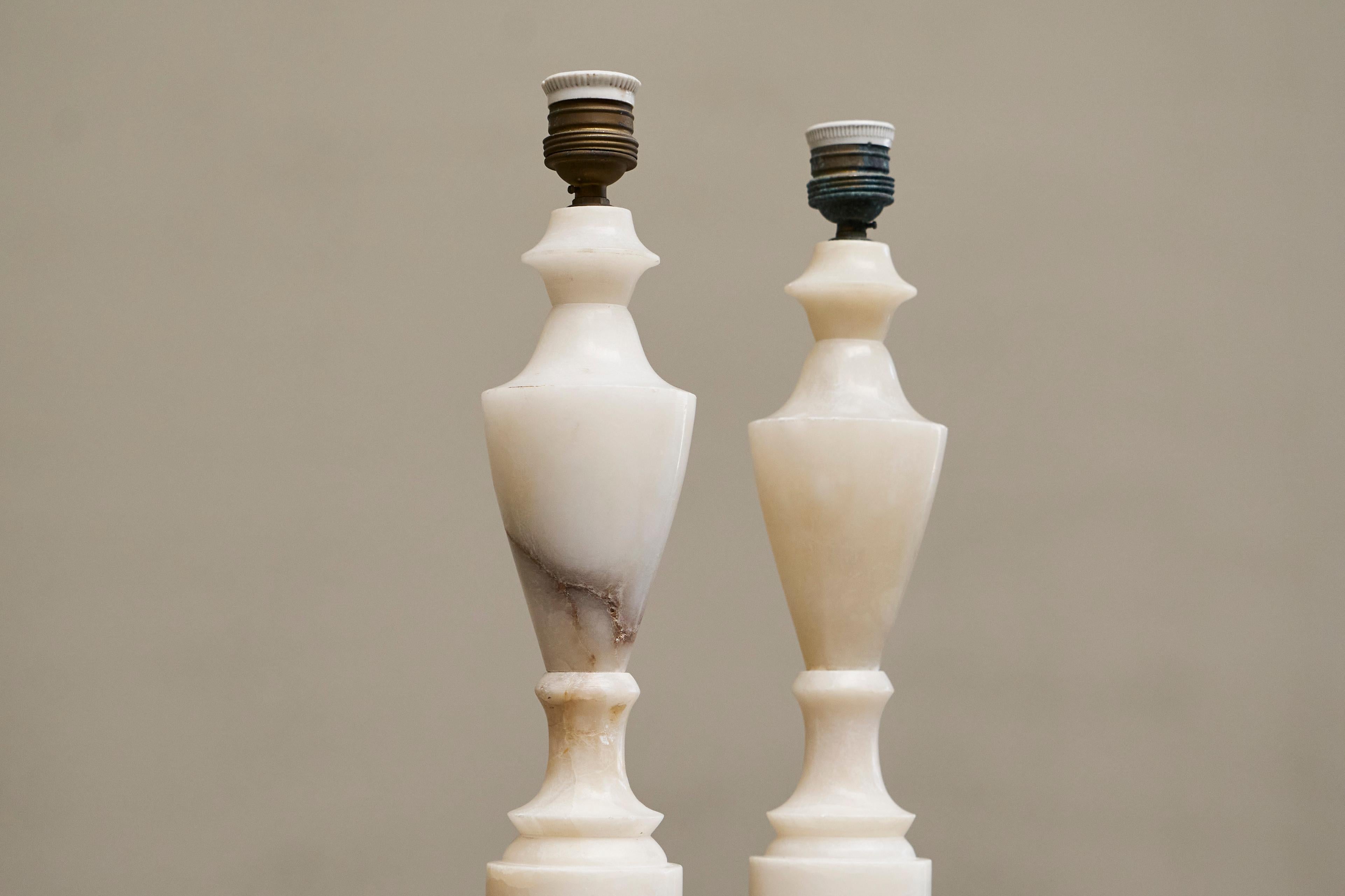 Mid-Century Modern Paire de grandes lampes de table en albâtre sculpté à la main Italie années 1950 en vente