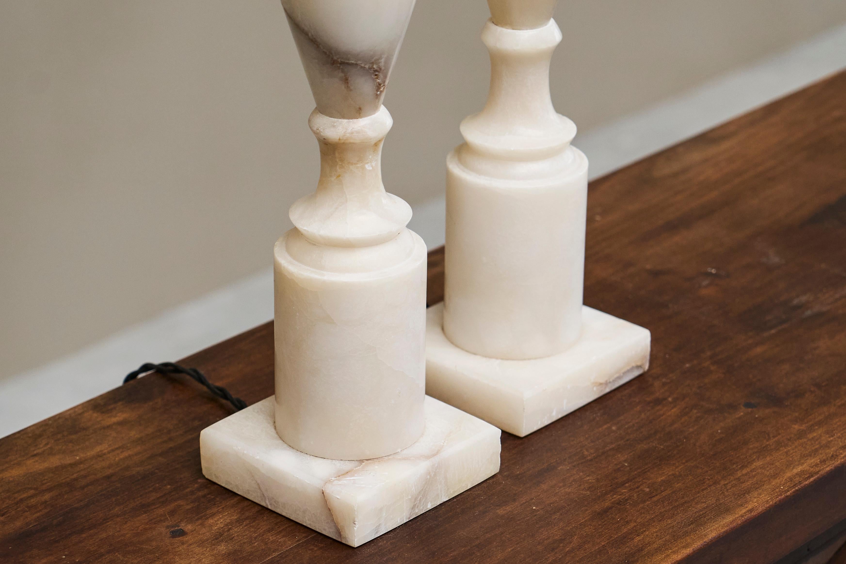 italien Paire de grandes lampes de table en albâtre sculpté à la main Italie années 1950 en vente