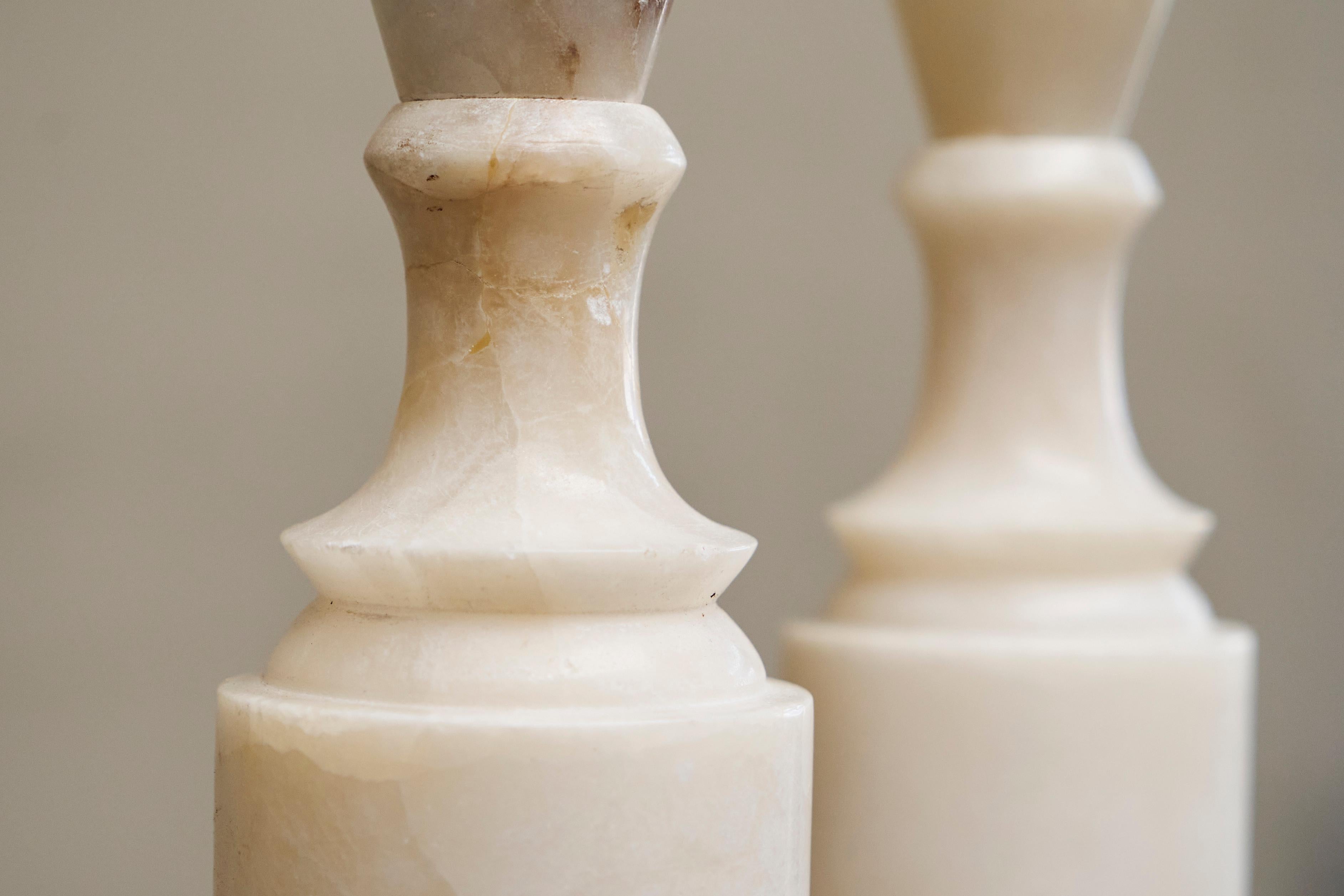 Paire de grandes lampes de table en albâtre sculpté à la main Italie années 1950 Bon état - En vente à Meer, VAN
