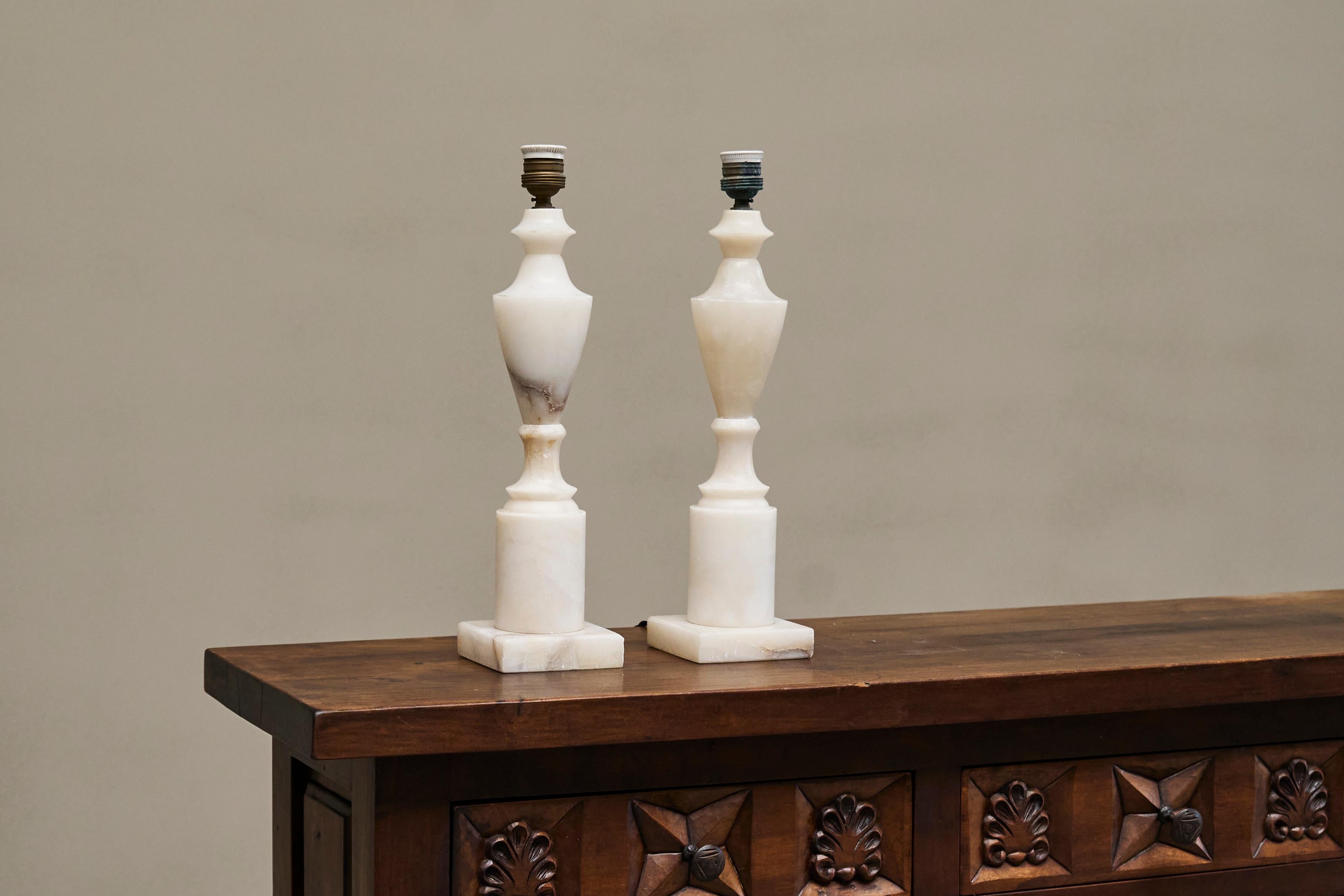 20ième siècle Paire de grandes lampes de table en albâtre sculpté à la main Italie années 1950 en vente
