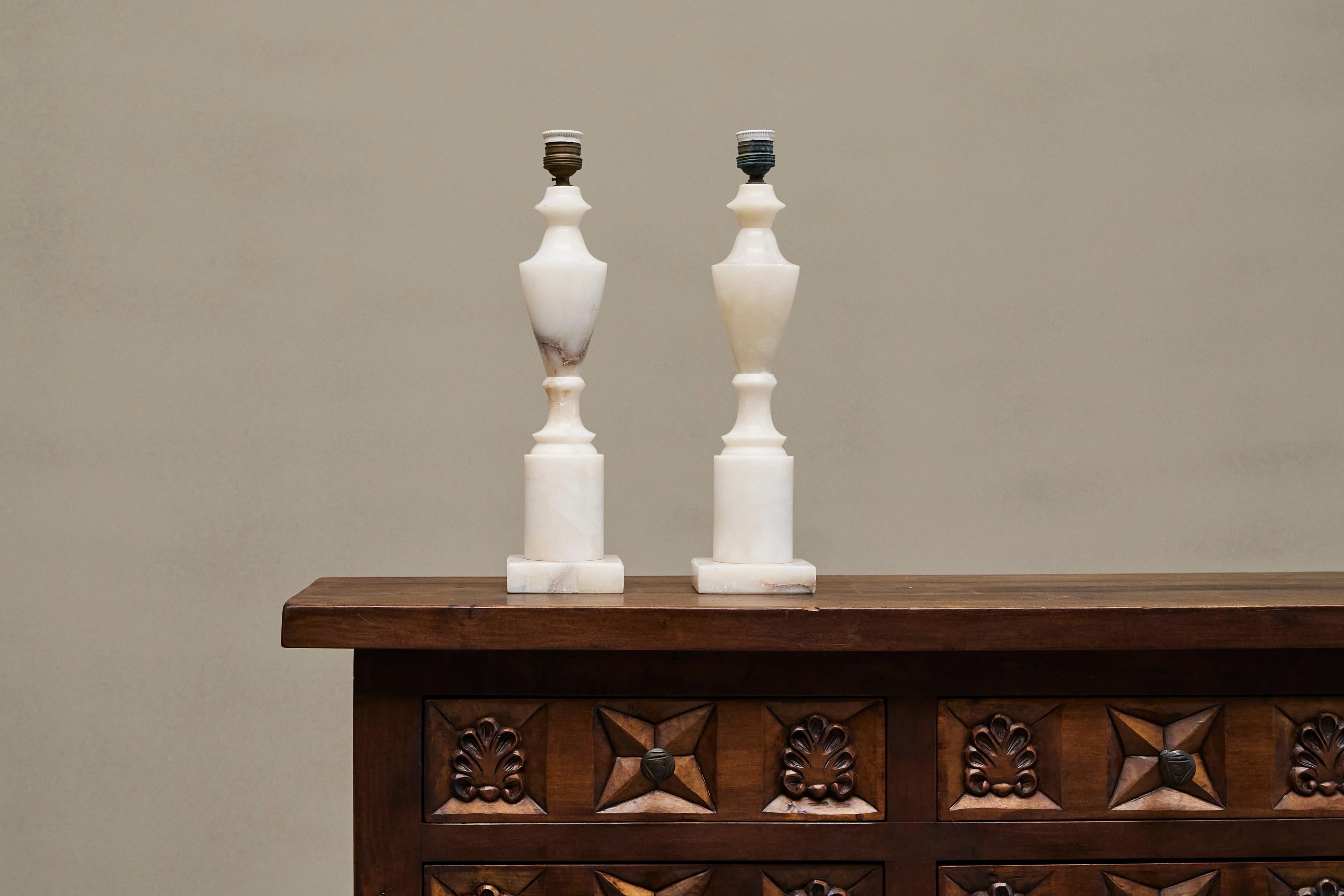Paire de grandes lampes de table en albâtre sculpté à la main Italie années 1950 en vente 1